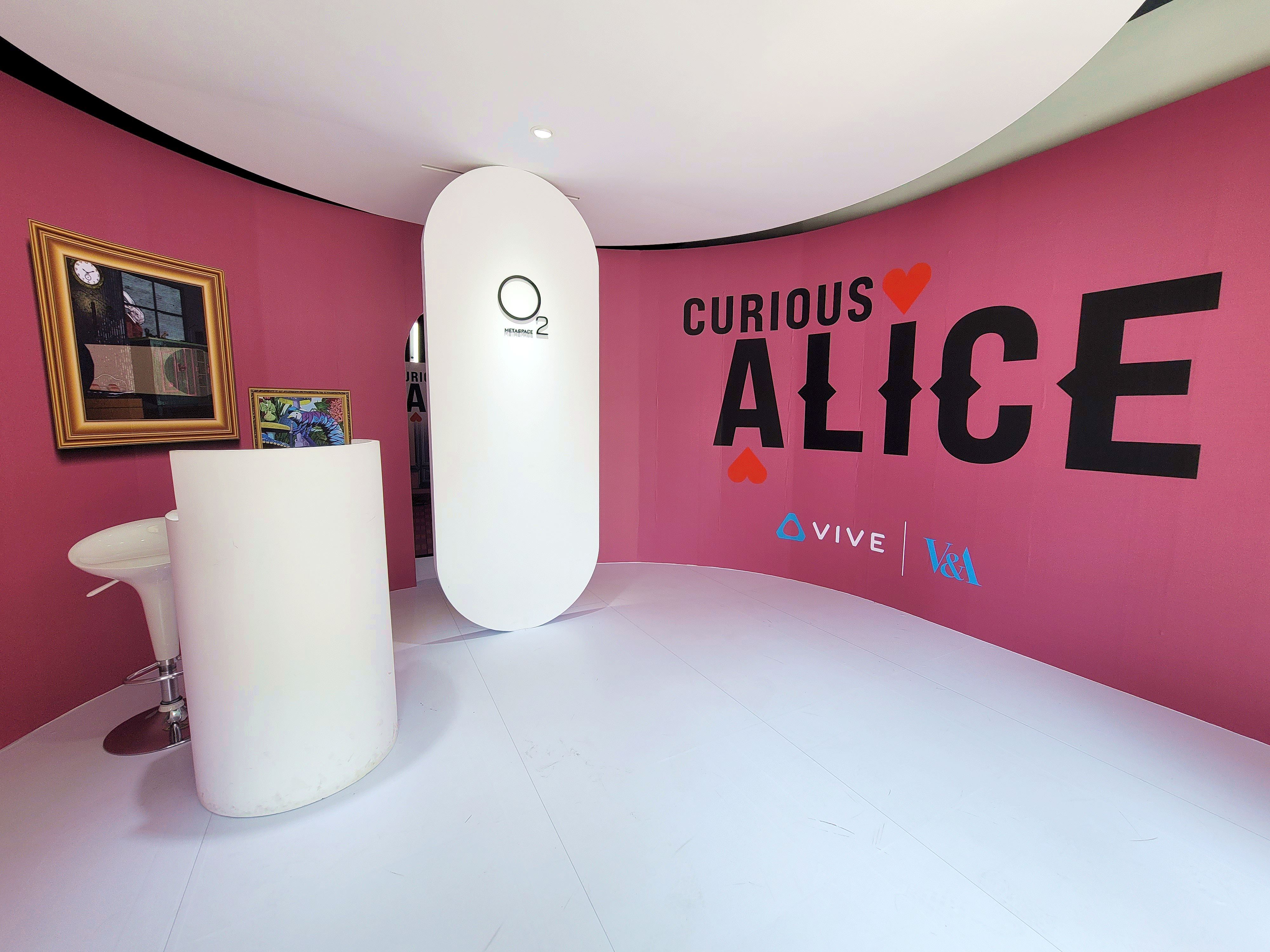 圖2：經發局今（29）起攜手HTC在O2元宇宙體驗館推出《愛麗絲：越奇越怪》數位藝術特展，連假前搶先開放民眾免費體驗.jpg