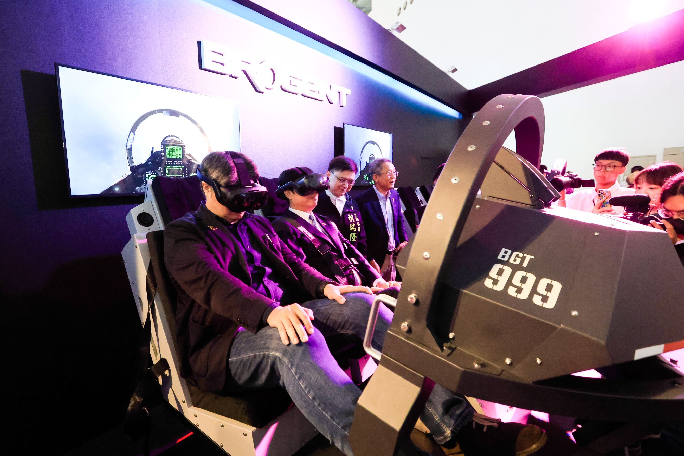 圖4：數位部次長李懷仁及高雄市長陳其邁體驗智崴運用領先世界的六軸平台技術展示的VR雙人飛行座艙.jpg