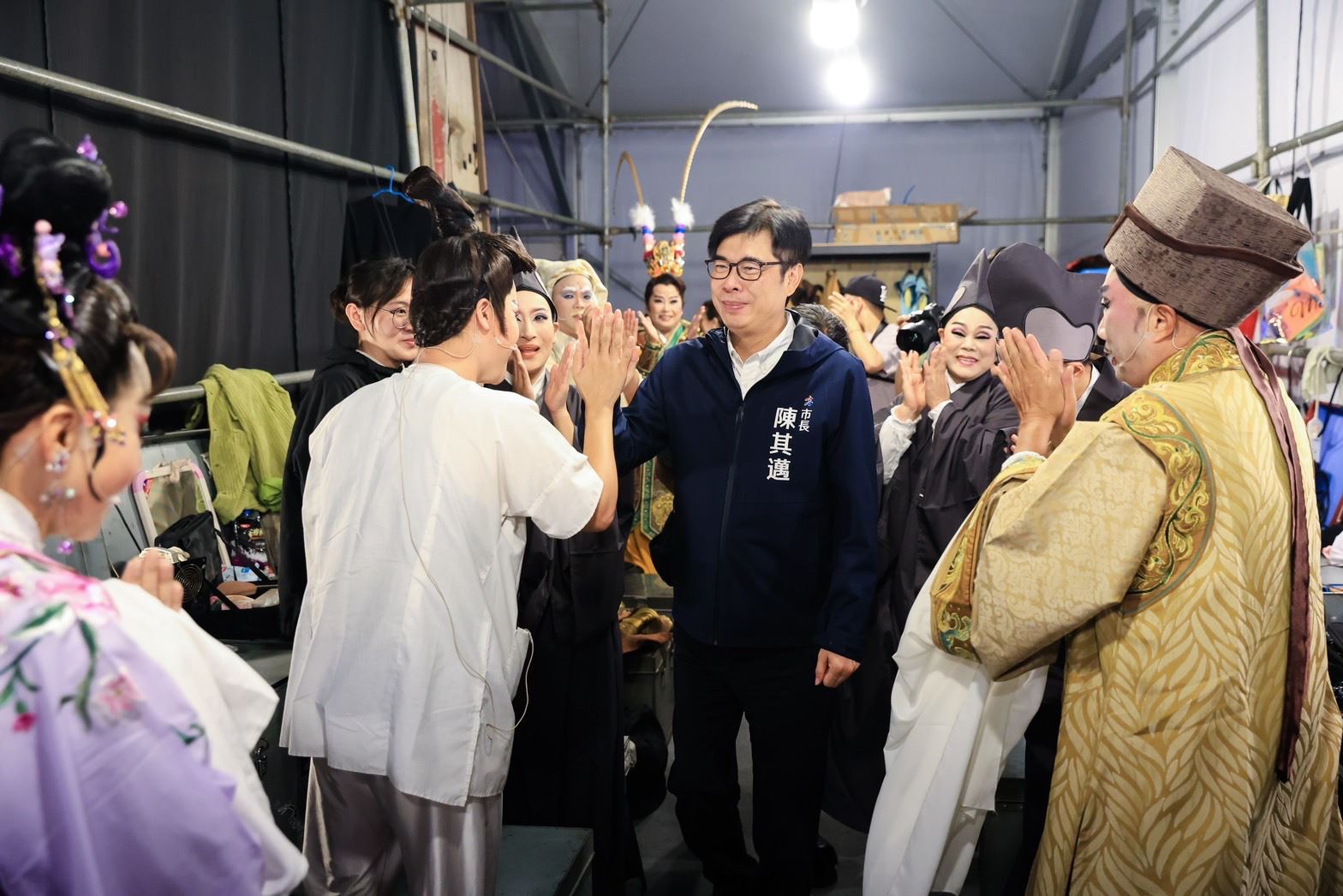 陳其邁為演出團隊打氣致意。(圖/高雄市文化中心提供)