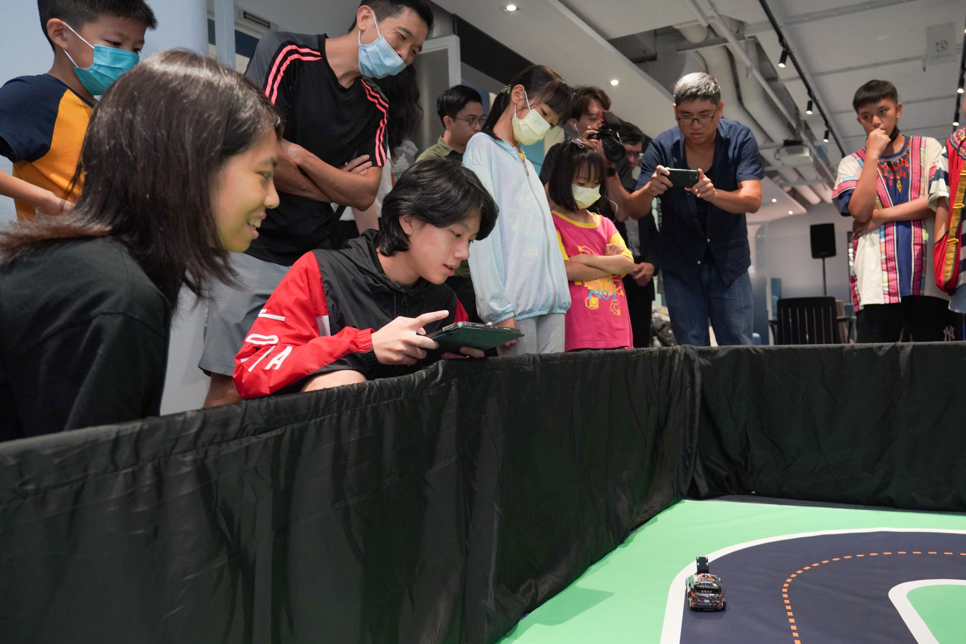 圖說5 5G AI賽車夏令營學生於總決賽互相切磋競技.jpg