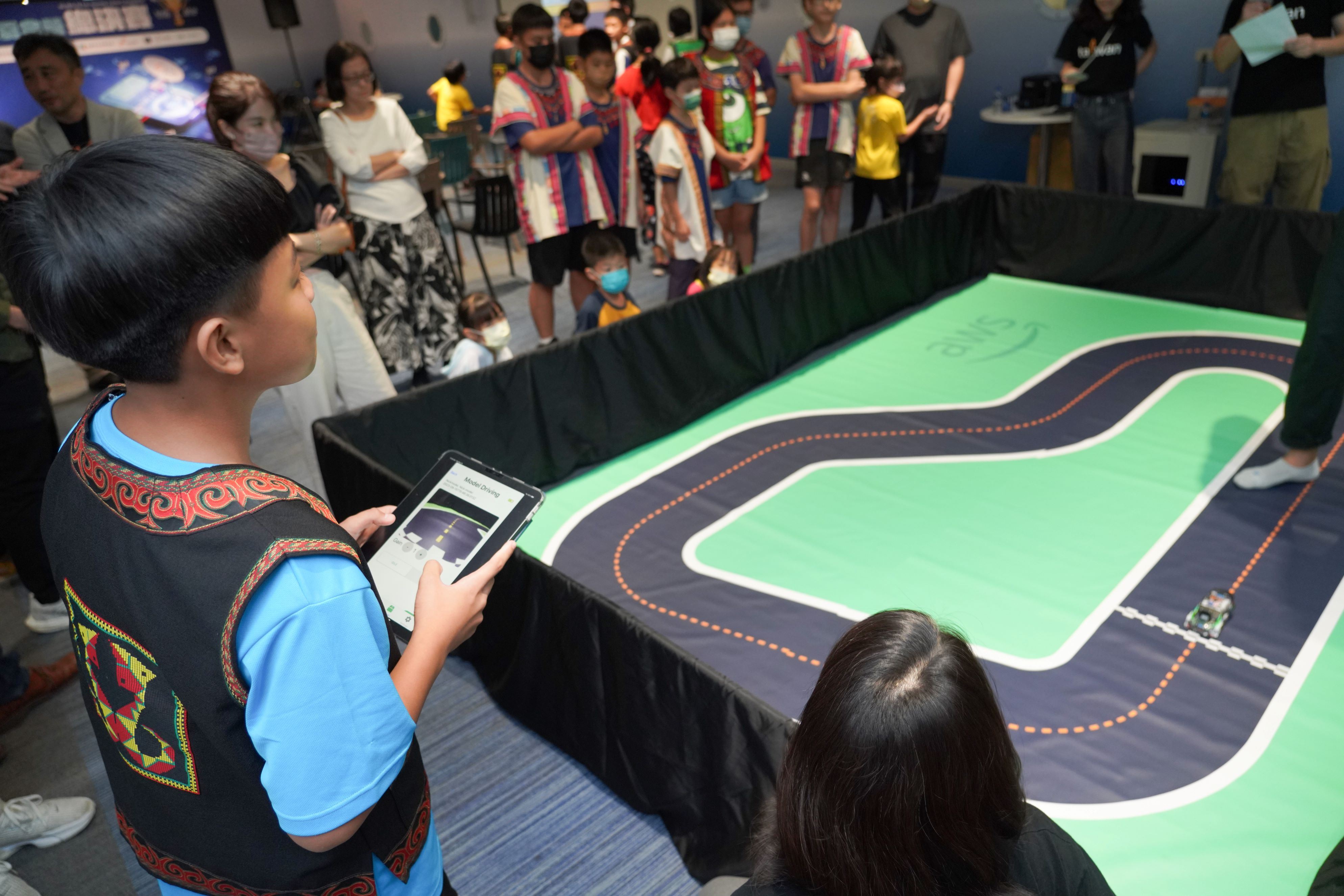 圖說4 5G AI賽車夏令營學生於總決賽互相切磋競技.jpg