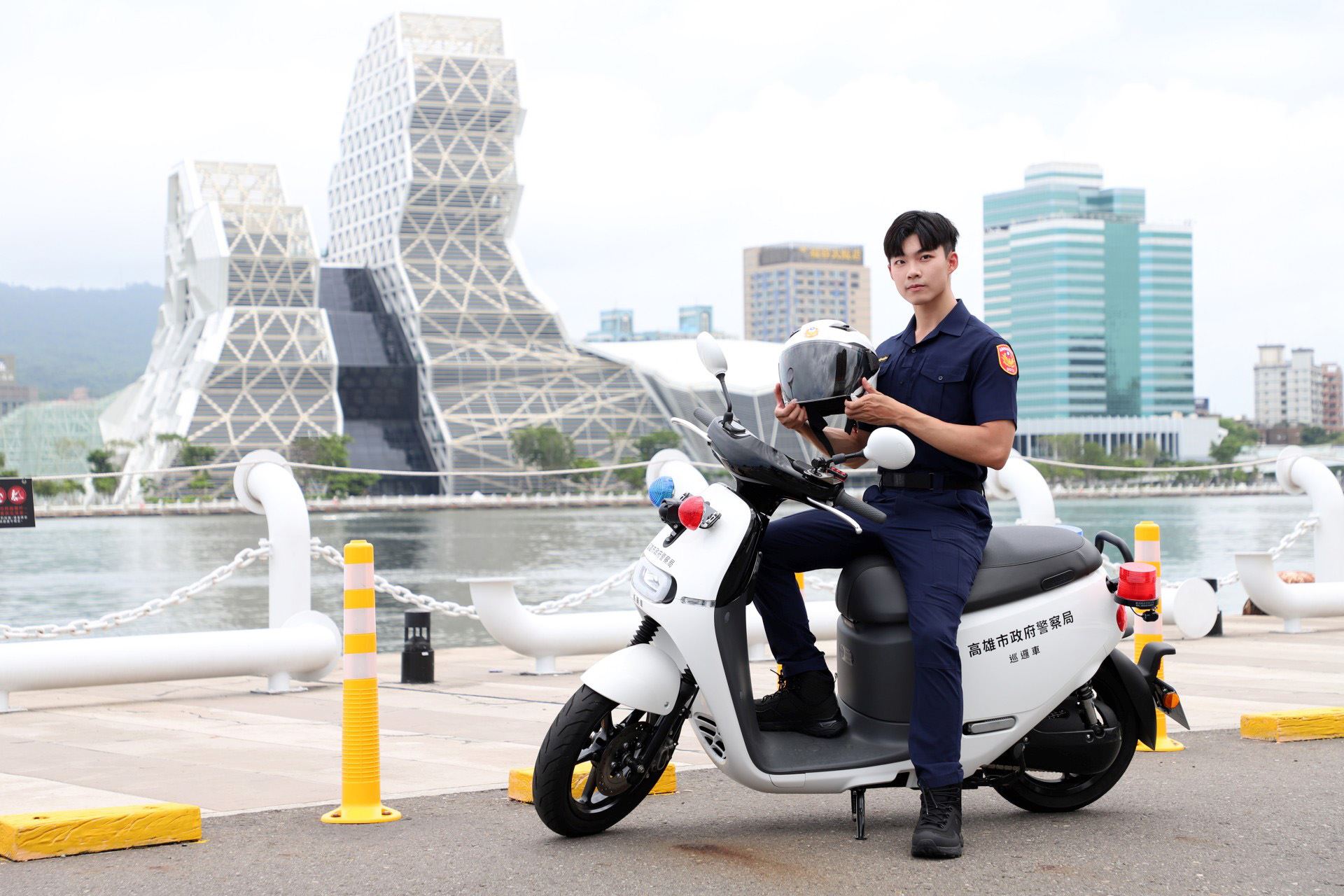 圖1-騎乘機車，頭戴安全帽保護自身安全為重要守則，高市府邀請警員提醒安全帽相關知識。.jpg