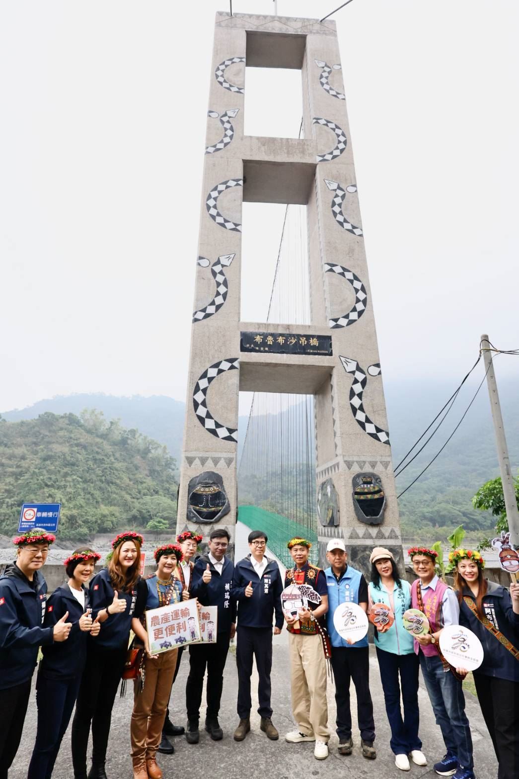 圖說1：陳其邁為茂林改建拓寬完成的布魯布沙吊橋剪綵啟用，並實際搭乘農運車巡禮吊橋。.jpg