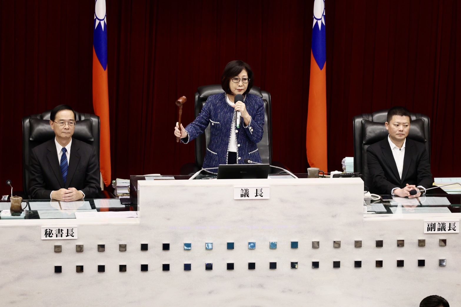 議長康裕成主持議會閉幕,感謝議員們於議事廳踴躍發言,市長陳其邁率市府團隊鞠躬感謝議長及議員於本會期在市政上的監督、建議與協力。.jpg