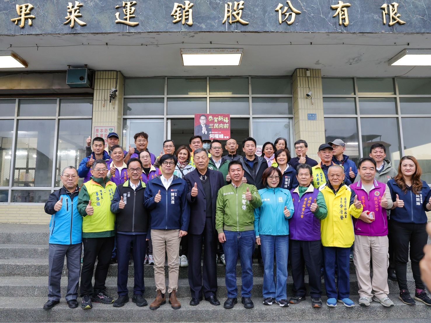 1市長陳其邁清晨巡訪鳳山果菜市場、高雄果菜批發市場，關心供應情形，並為攤商加油打氣。.jpg