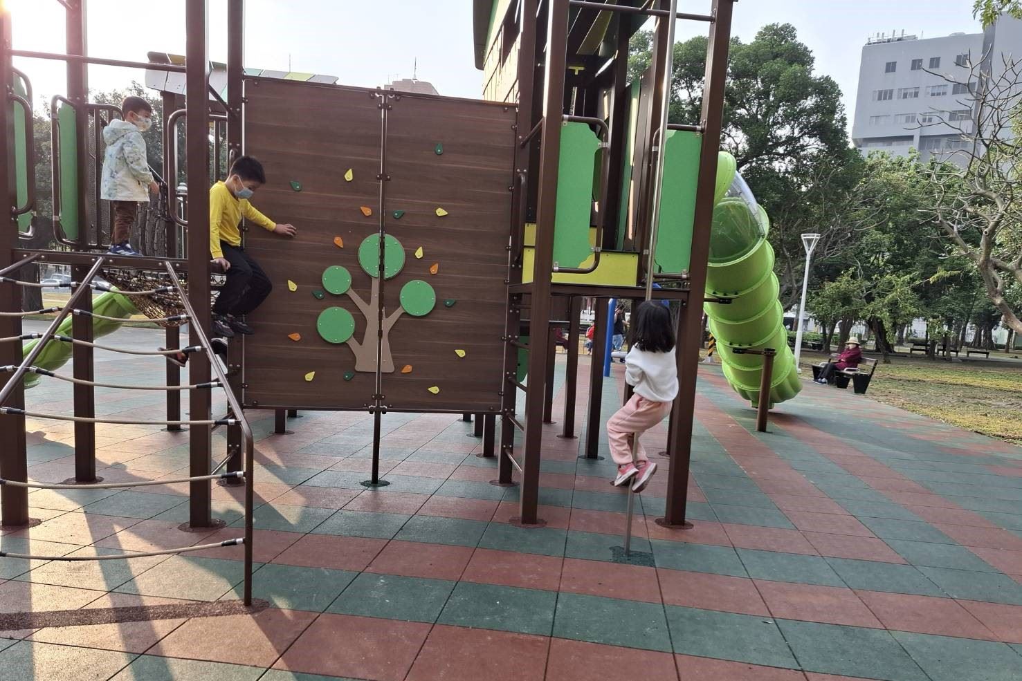 [圖一] 大東濕地公園兒童遊戲場改造已如期如質完工。.jpg