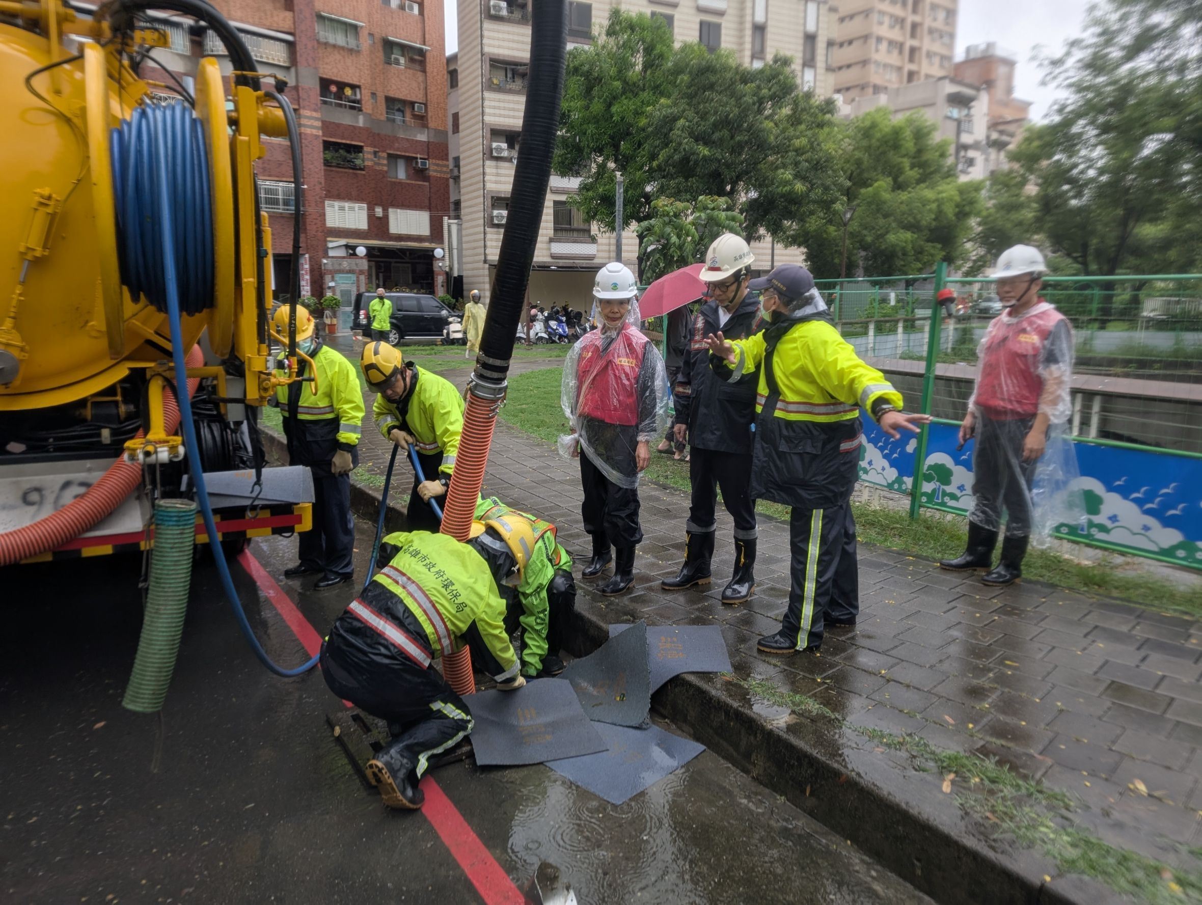【代發水利局新聞稿】高雄降下豪雨 陳其邁市長視察水利設施及側溝疏通