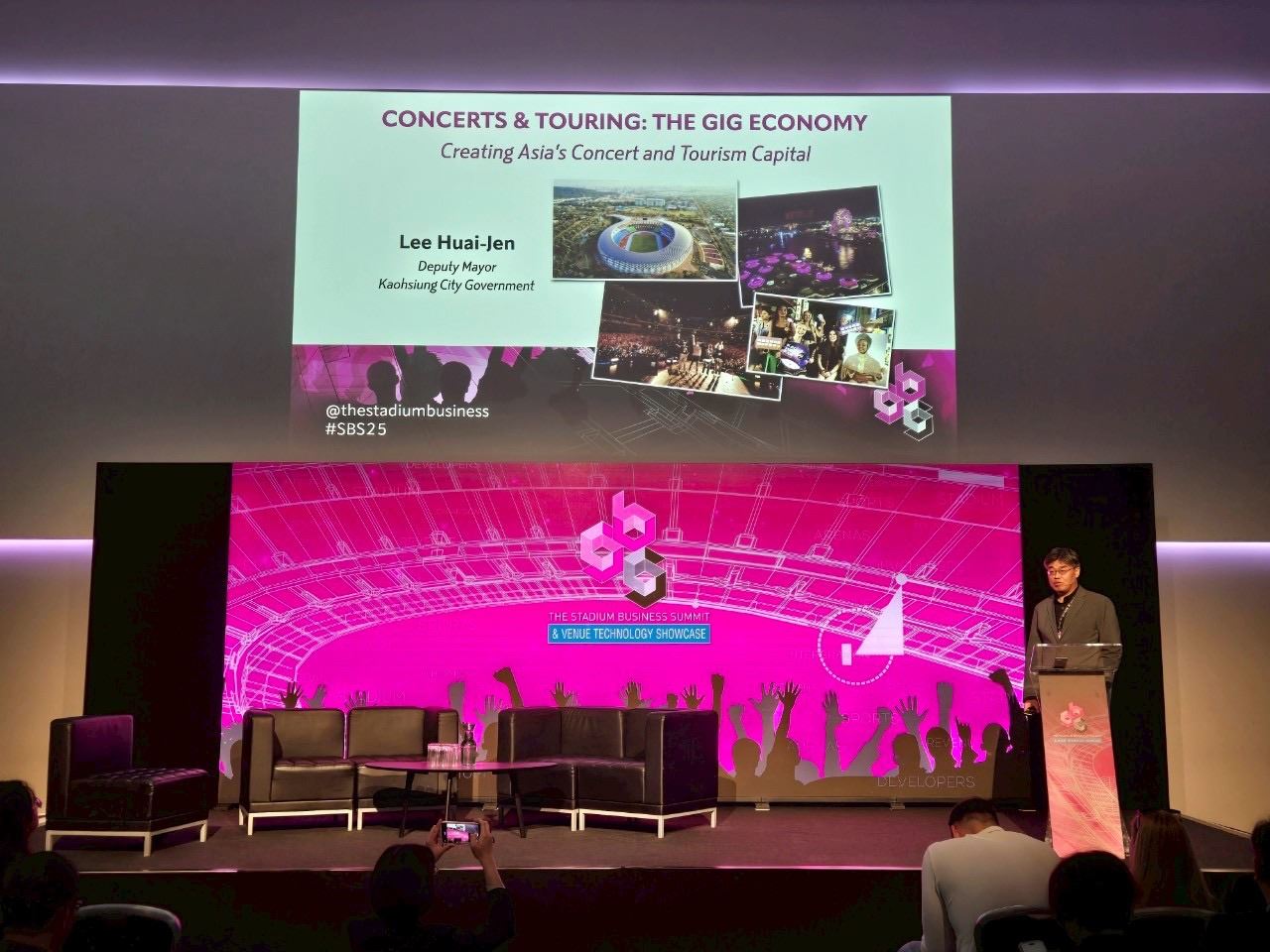【代發文化局新聞稿】高雄演唱會經濟獲國際肯定，入圍英國The StadiumBusiness Awards 李懷仁副市長赴英行銷高雄，展現接軌全球決心