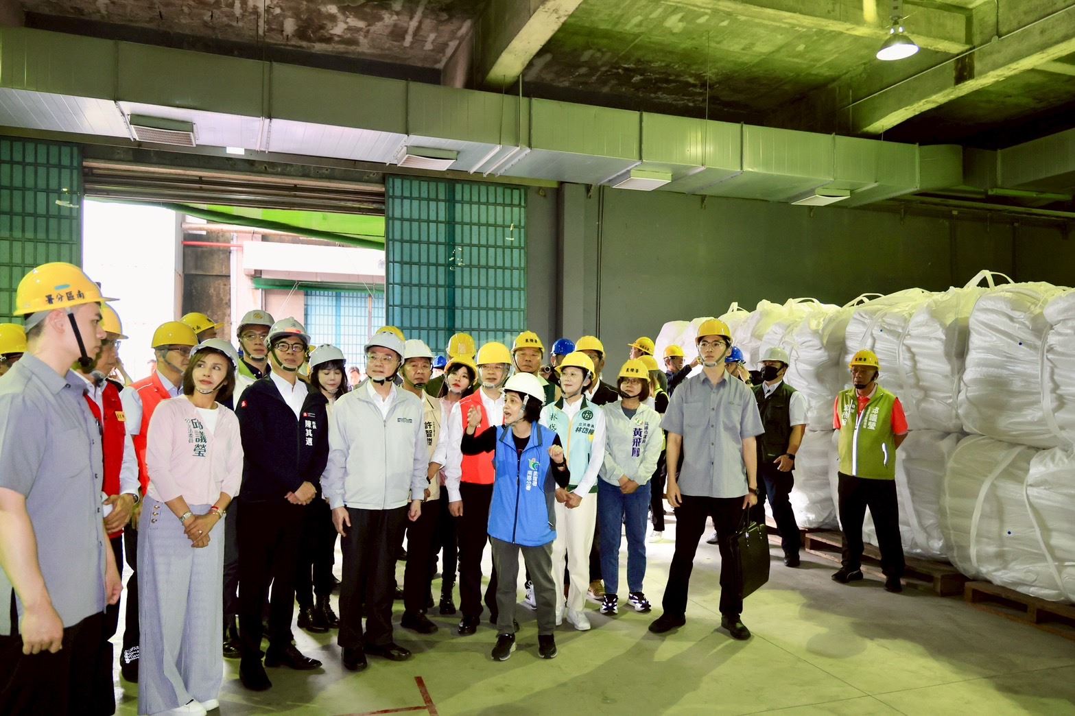 卓揆南下視察仁武糧倉 肯定高雄地方中央充分合作、馳援外縣市救災