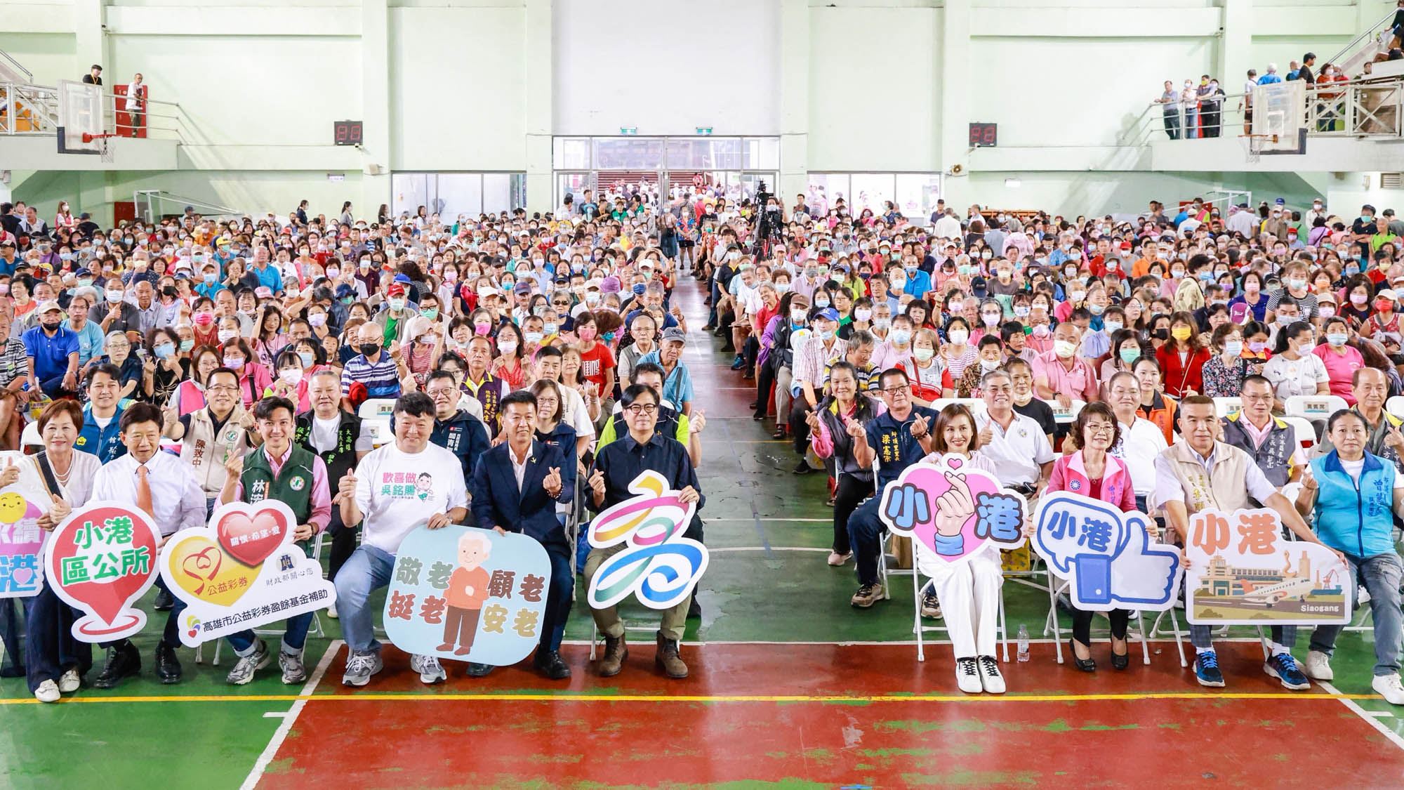 出席小港區重陽敬老聯歡會　陳其邁與長輩互動同樂