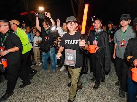 2025高雄萬聖節首度移師衛武營 全日吸引30萬人潮 陳其邁「地味」裝扮驚喜現身....