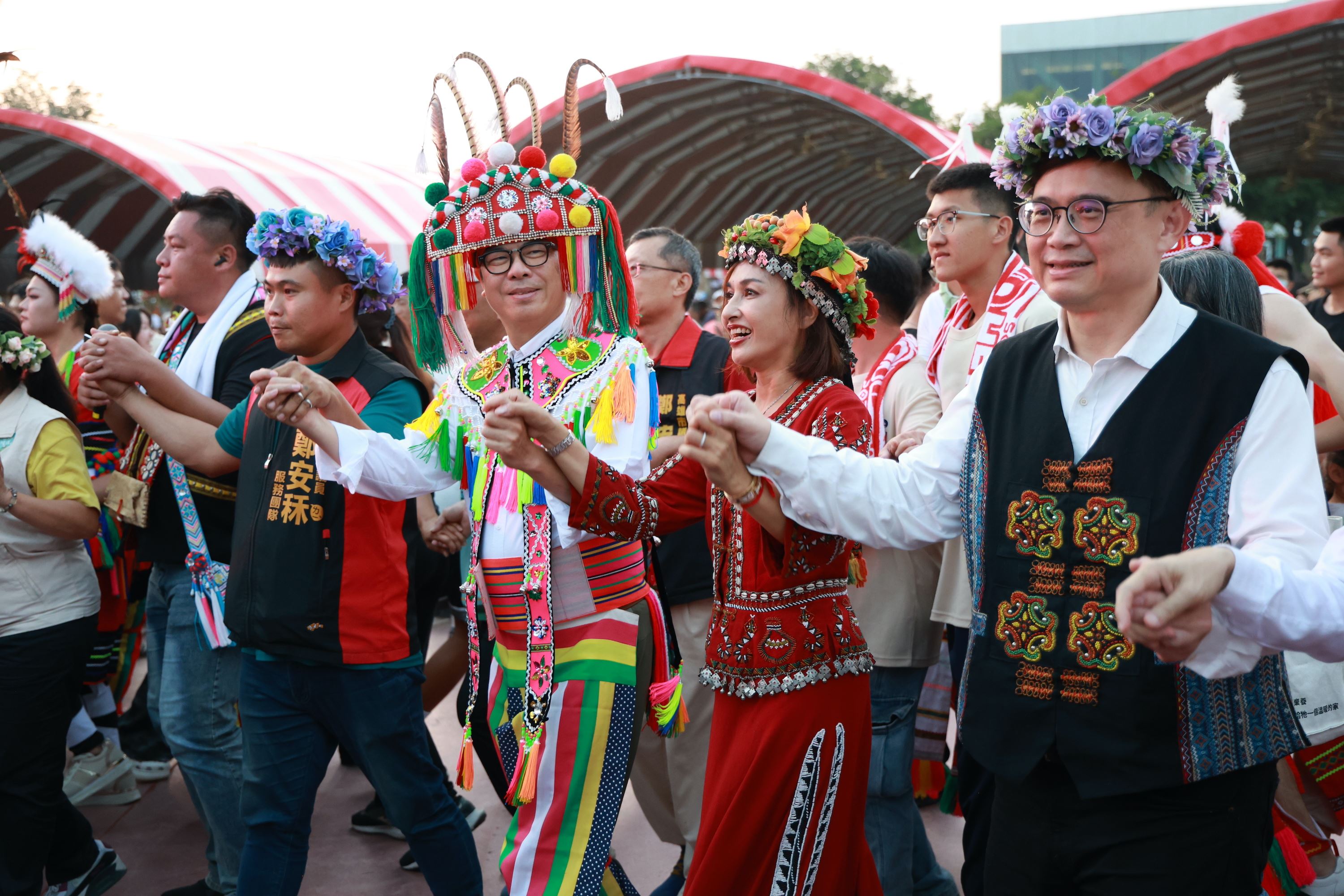 創歷年規模「2025 TAKAO豐潮」衛武營登場 陳其邁與千人圍舞展現高雄多元文....