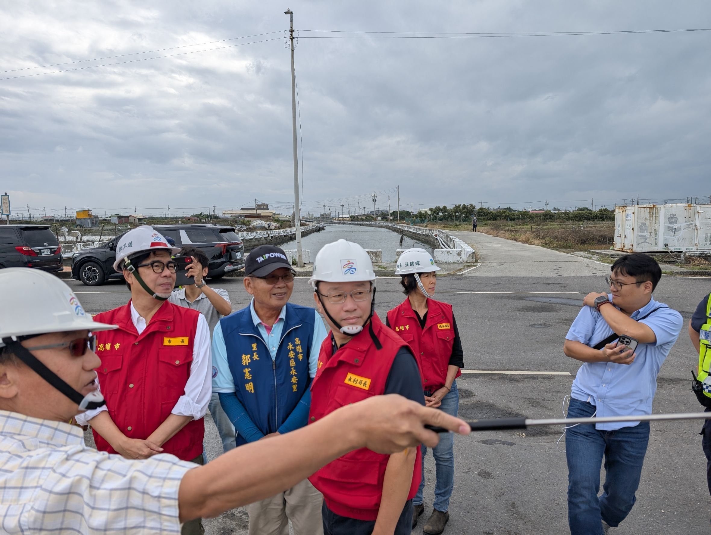 【代發 高雄市政府水利局新聞稿】鳳凰颱風逼近　陳其邁市長巡察永安、茄萣、路竹三區....