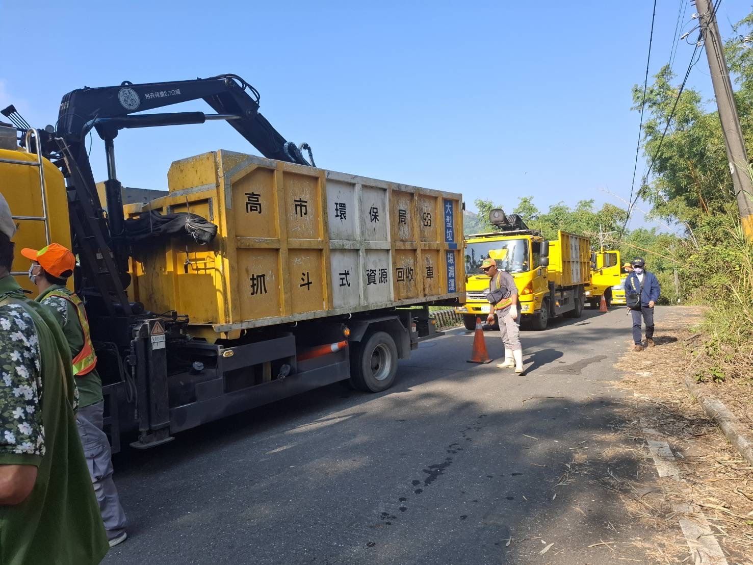 【代發高市府環保局新聞稿】月世界山坡遭棄置大量垃圾 環保局立即動員清除並全面追查....