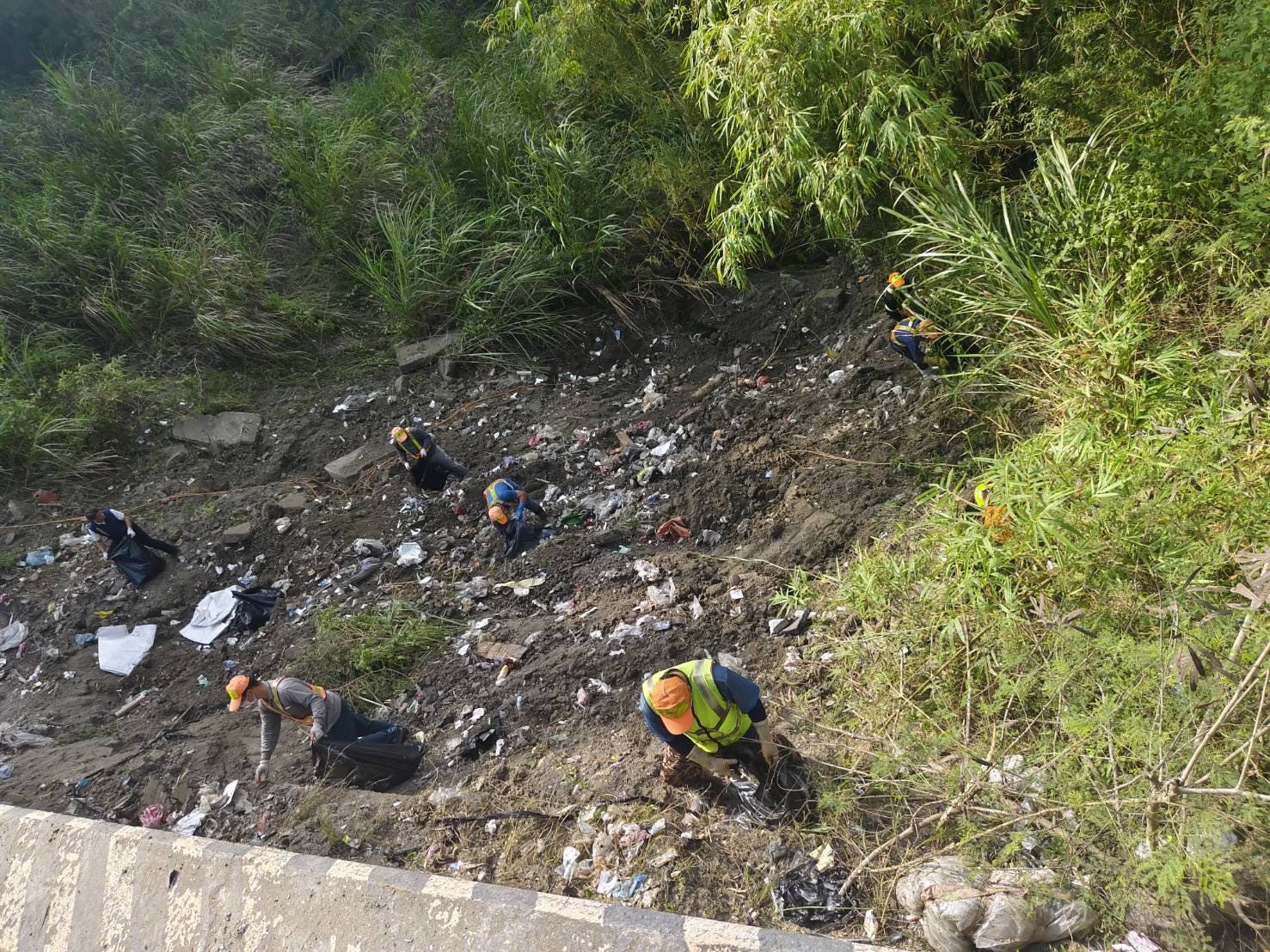【代發高市府環保局新聞稿】環保局火速清理月世界垃圾 檢警掌控嫌疑人擴大偵察