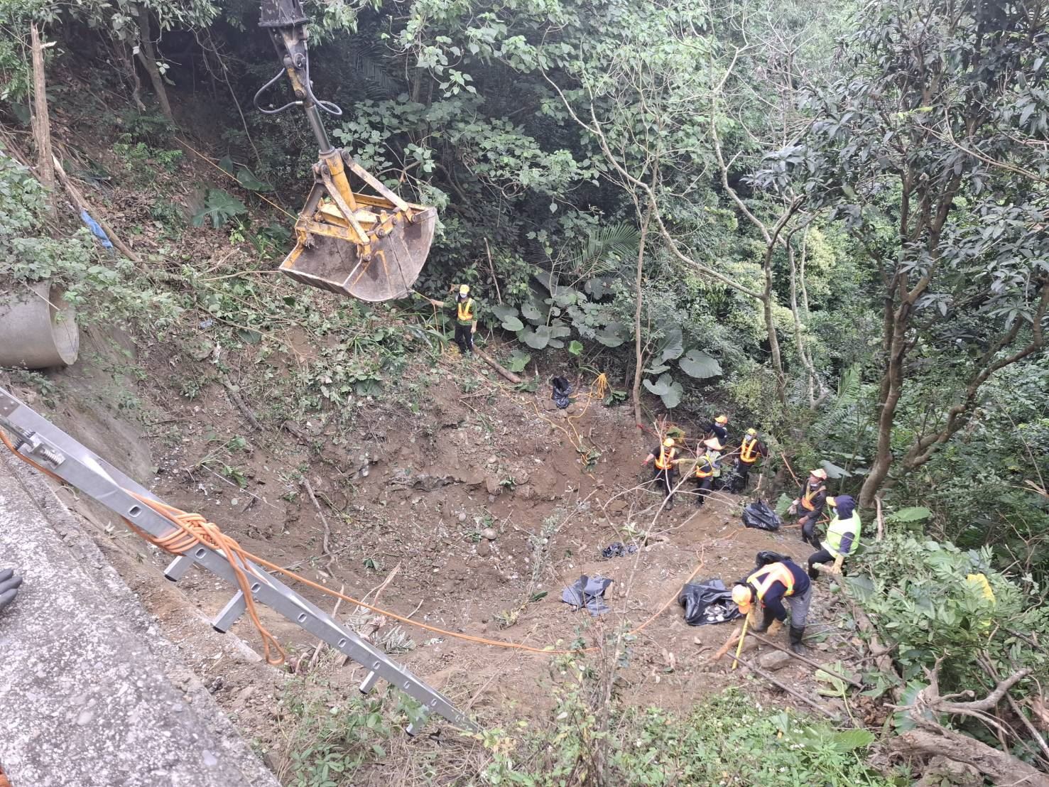 【代發高雄市政府環保局新聞稿】環保局漏夜清除復原偷倒點 檢警掌握犯罪集團持續偵辦