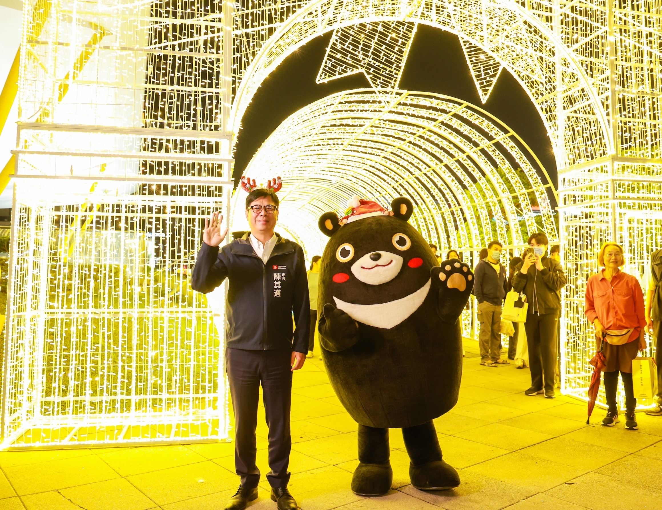 陳其邁點亮高雄永恆星冠聖誕樹 高雄聖誕生活節正式登場