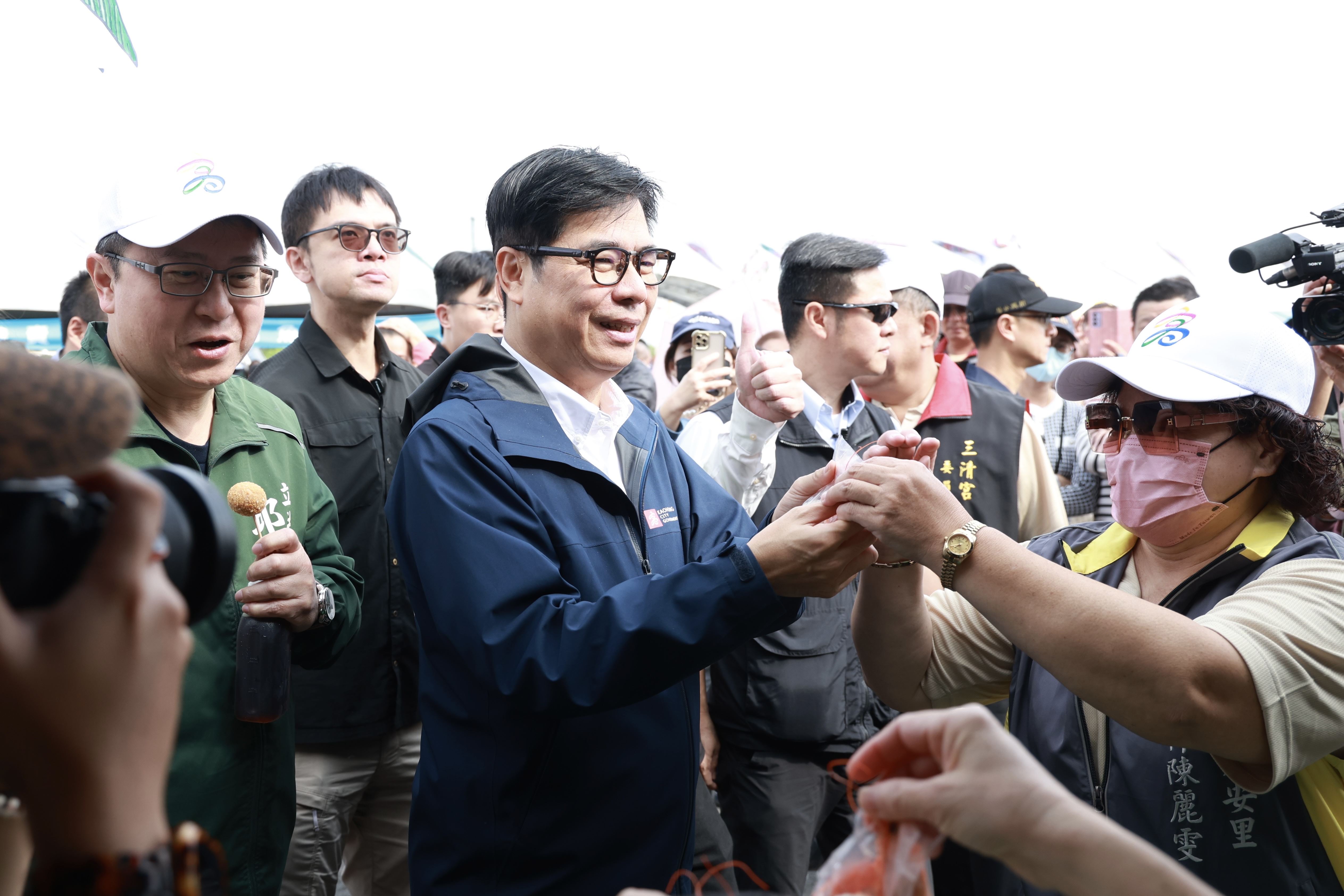 出席「2025大海開吃－茄萣烏魚海鮮美食節」開幕儀式 陳其邁讚烏魚子搭配蜜棗成就....