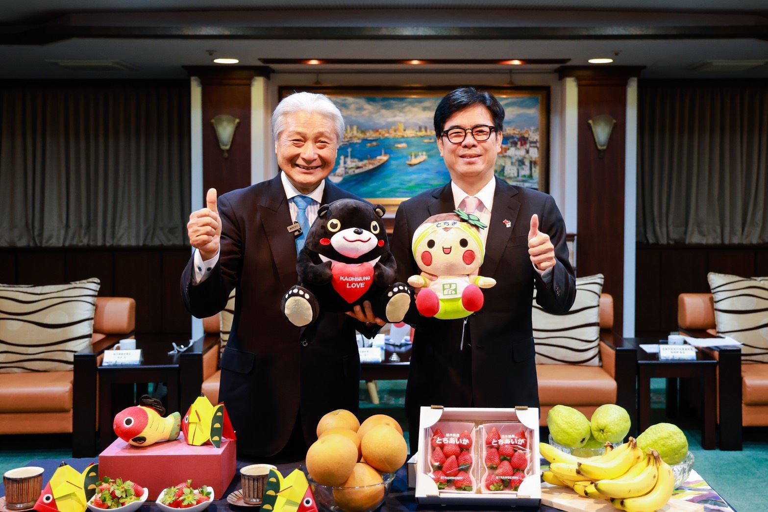 睽違8年！栃木縣知事訪高 與陳其邁「創意製冰」草莓、香蕉混搭台日甜蜜情誼