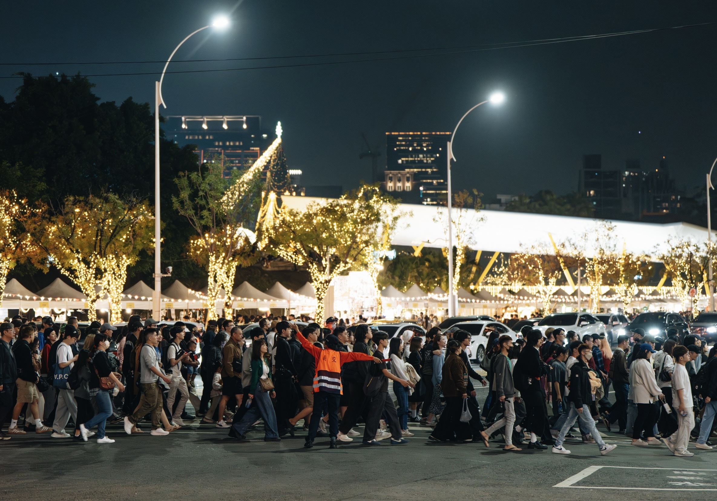 高雄聖誕生活節週末兩天破20萬人！滅火器、洪佩瑜、淺堤中央公園開唱 再現玉竹商圈....