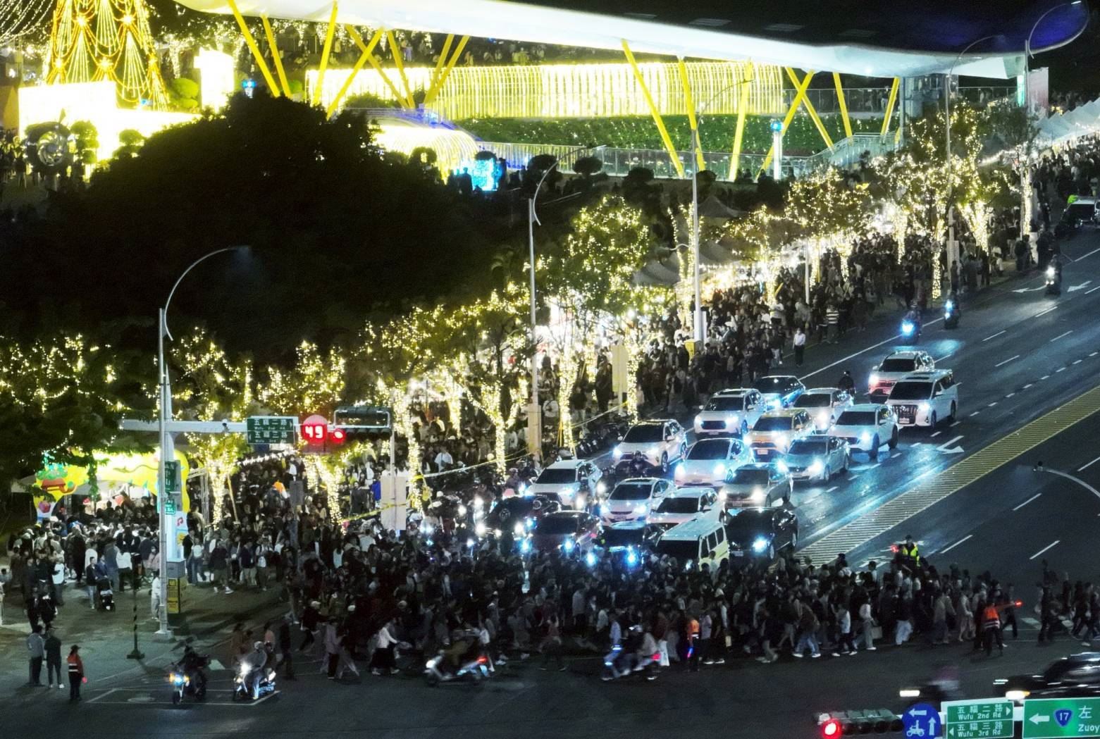 最暖平安夜在高雄！韋禮安、鄭宜農壓軸開唱 高雄聖誕生活節五天湧40萬人 市集破1....