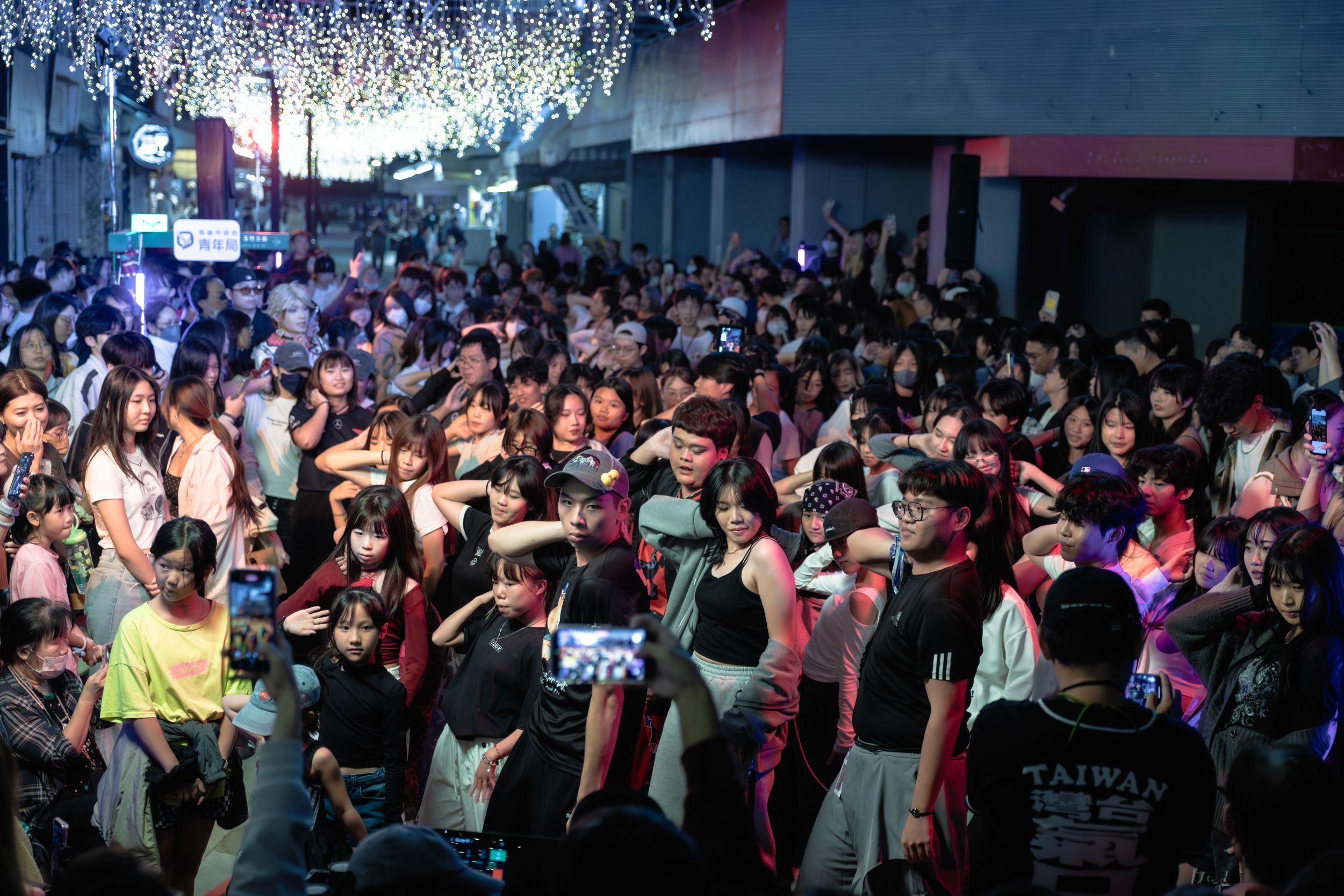 聖誕樹本週日熄燈倒數！ 高雄聖誕生活節吸引破百萬人潮  新堀江人潮再現