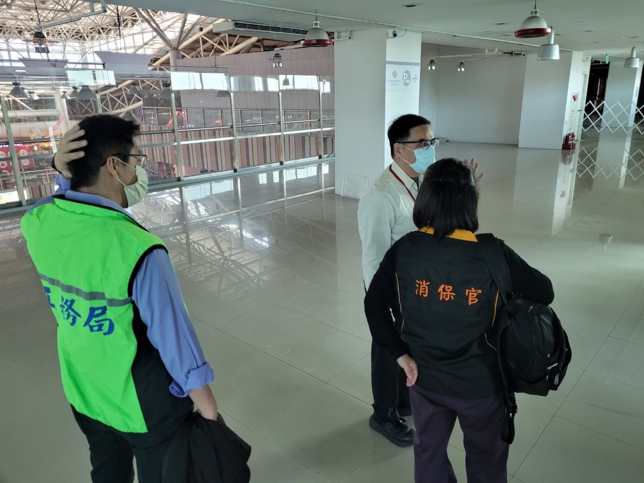 迎接春節消費人潮為市民把關  工務局聯合公會與消保官抽檢60 家百貨、賣場及KT....