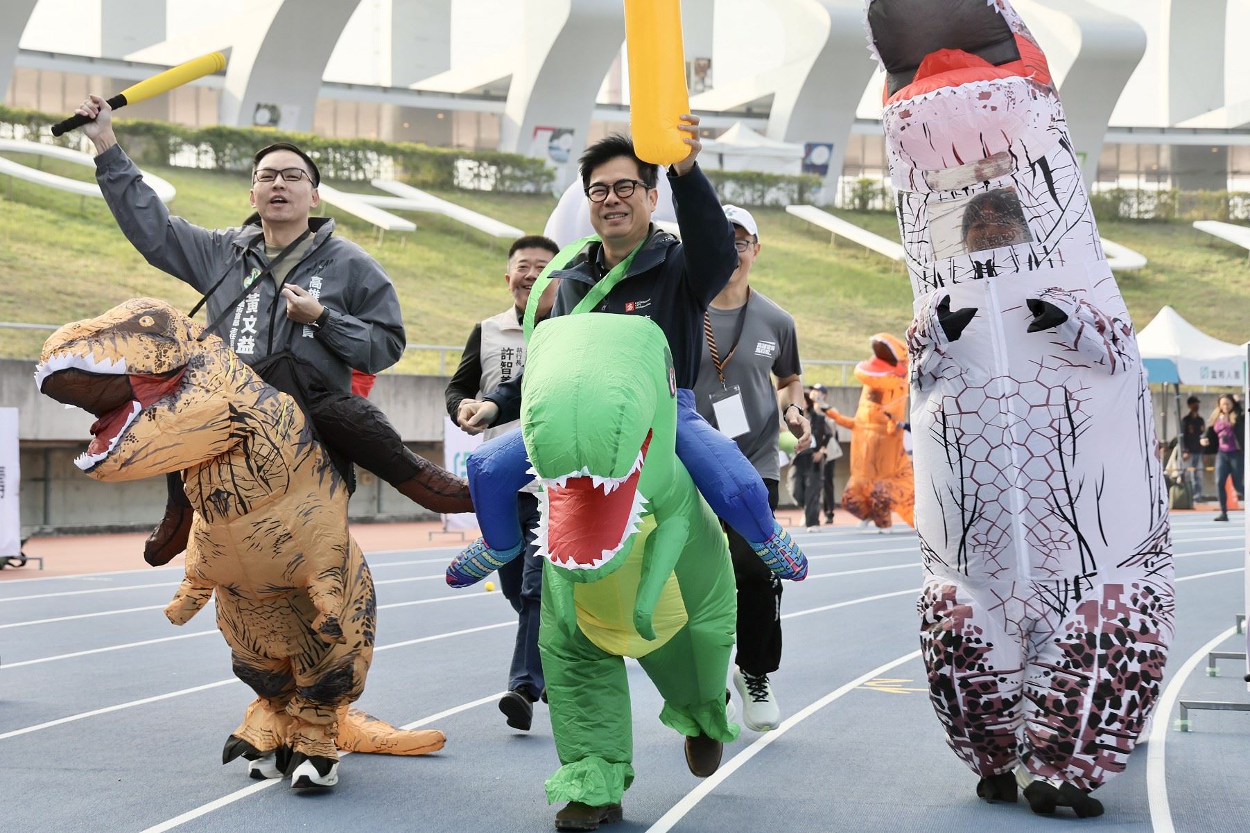 2026高雄富邦馬拉松開跑 陳其邁身穿恐龍裝參加趣味競賽 邀請市民共享城市嘉年華