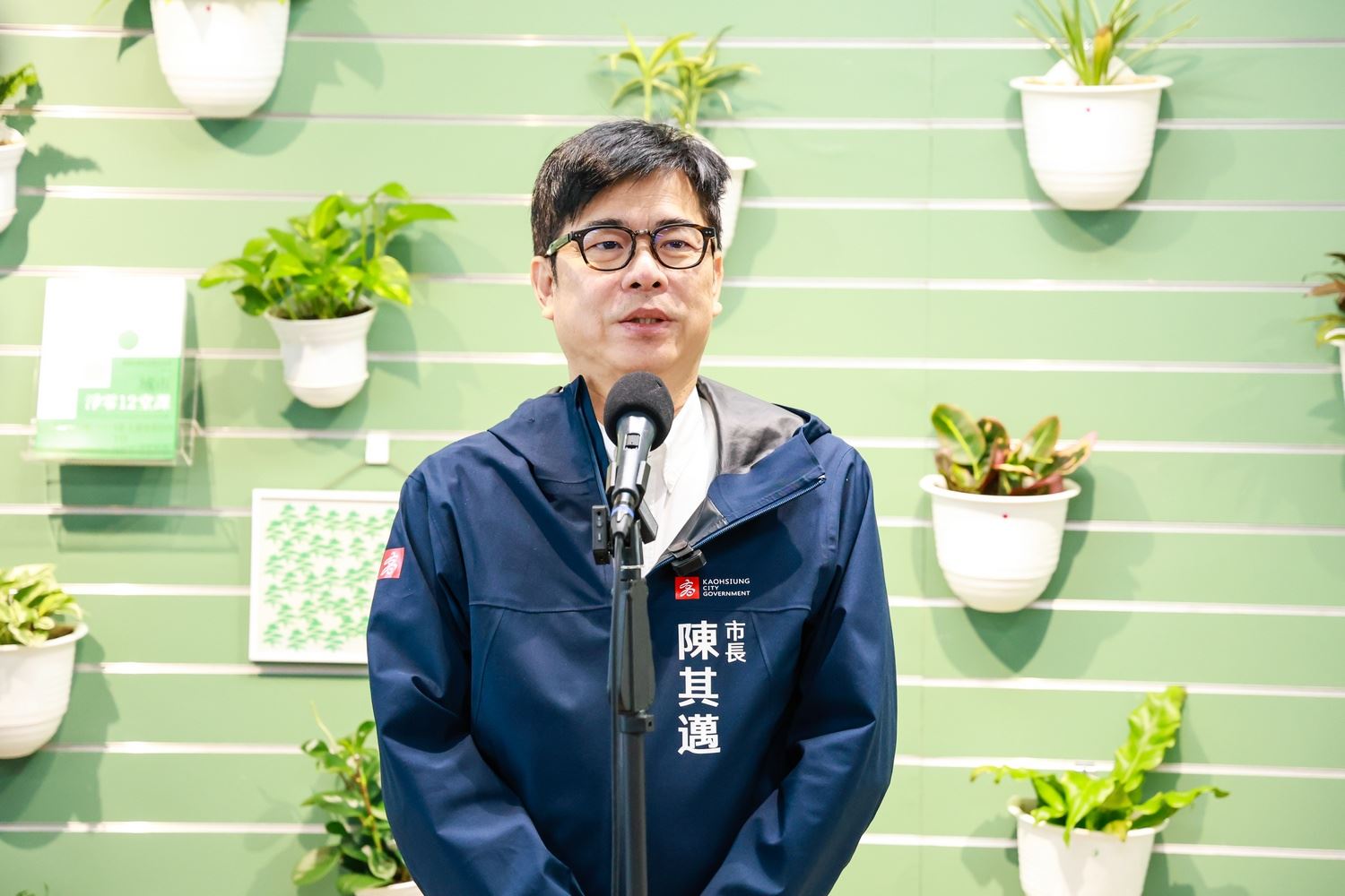 高雄市長陳其邁籲關懷獨居長輩、街友與高風險個案 冬日氣溫不穩定時提供協助