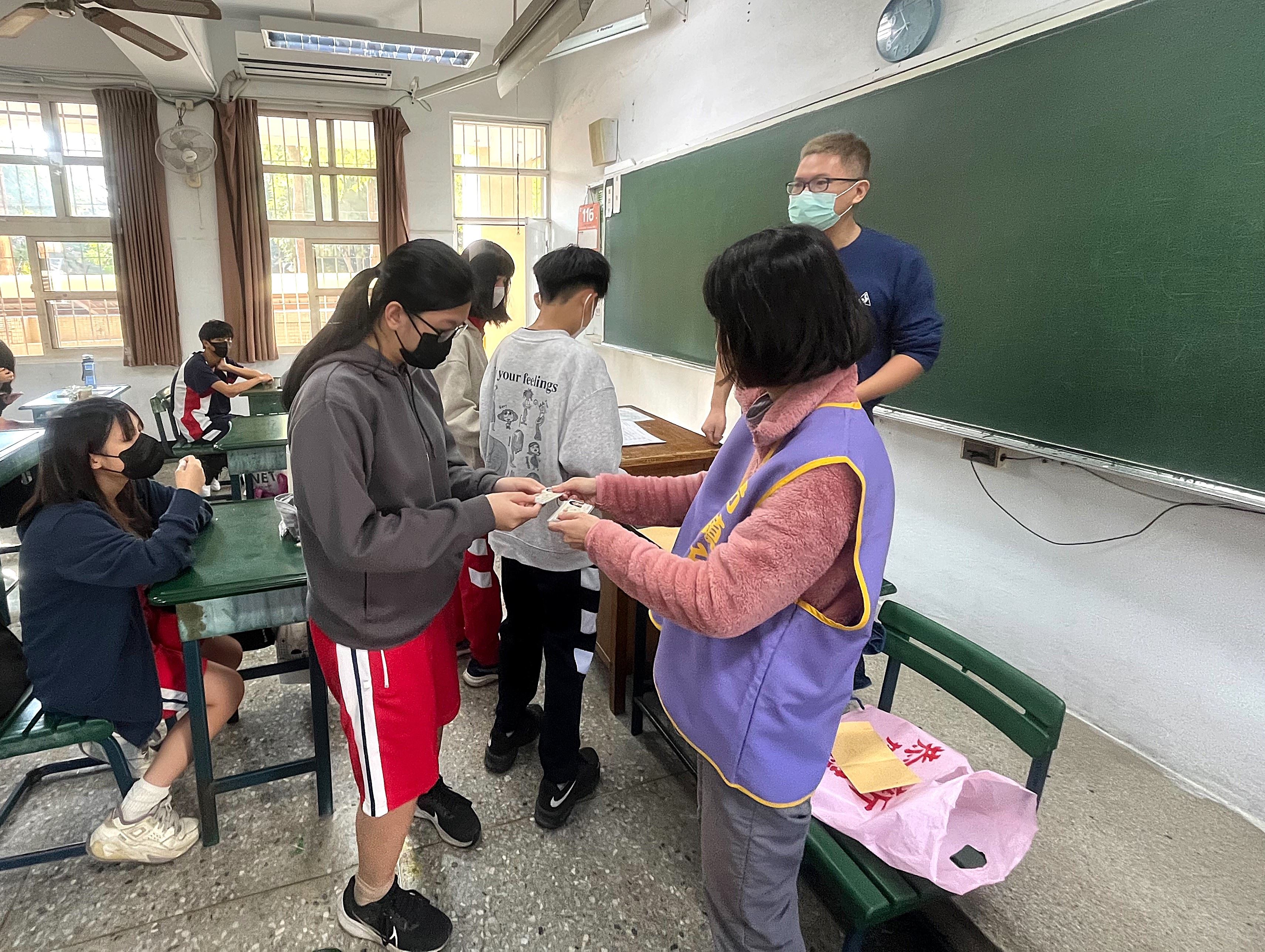 【代發高雄市前鎮戶政事務所新聞稿】 前鎮戶政前進校園受理人生第一張身分證