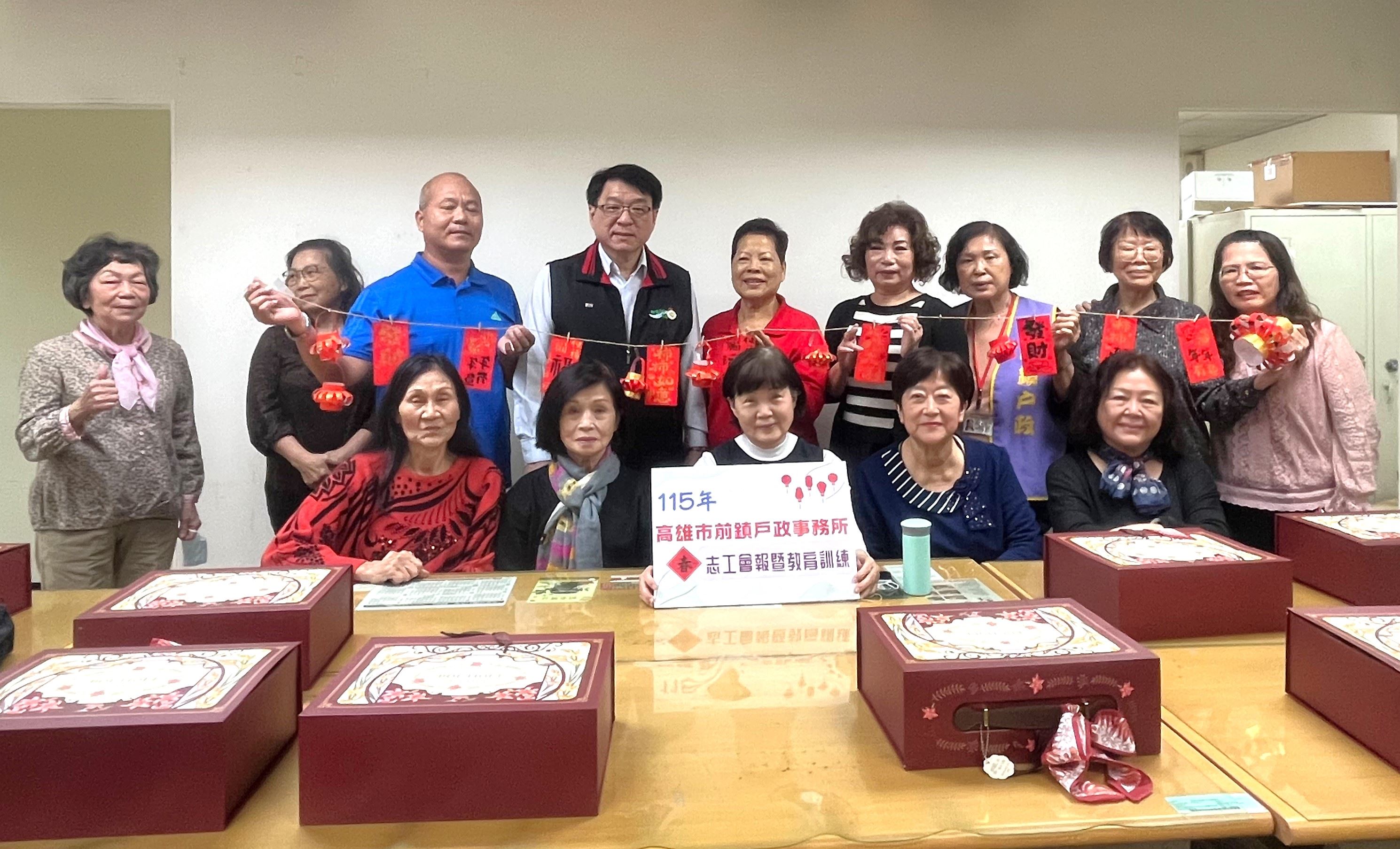 【代發前鎮戶政事務所新聞稿】前鎮戶政志工齊聚迎新春　紅包拓印手作趣