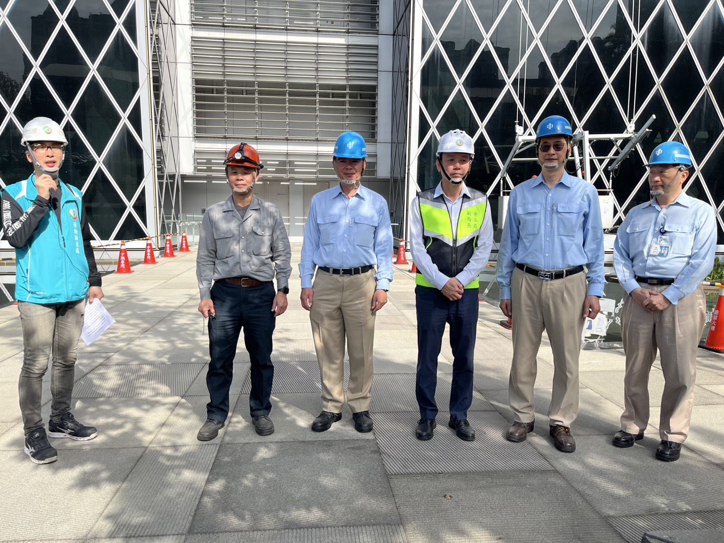 【代發勞工局新聞稿】除舊佈新 安全第一    勞工局於中鋼總部舉辦大樓外牆清洗作....