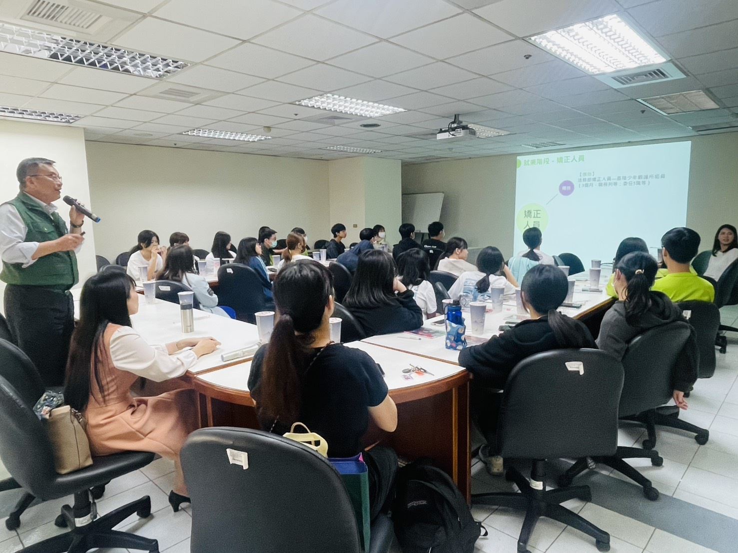 【代發政風處新聞稿】政風處攜手小港高中 啟動「專業倫理」主題系列社團活動  號召....