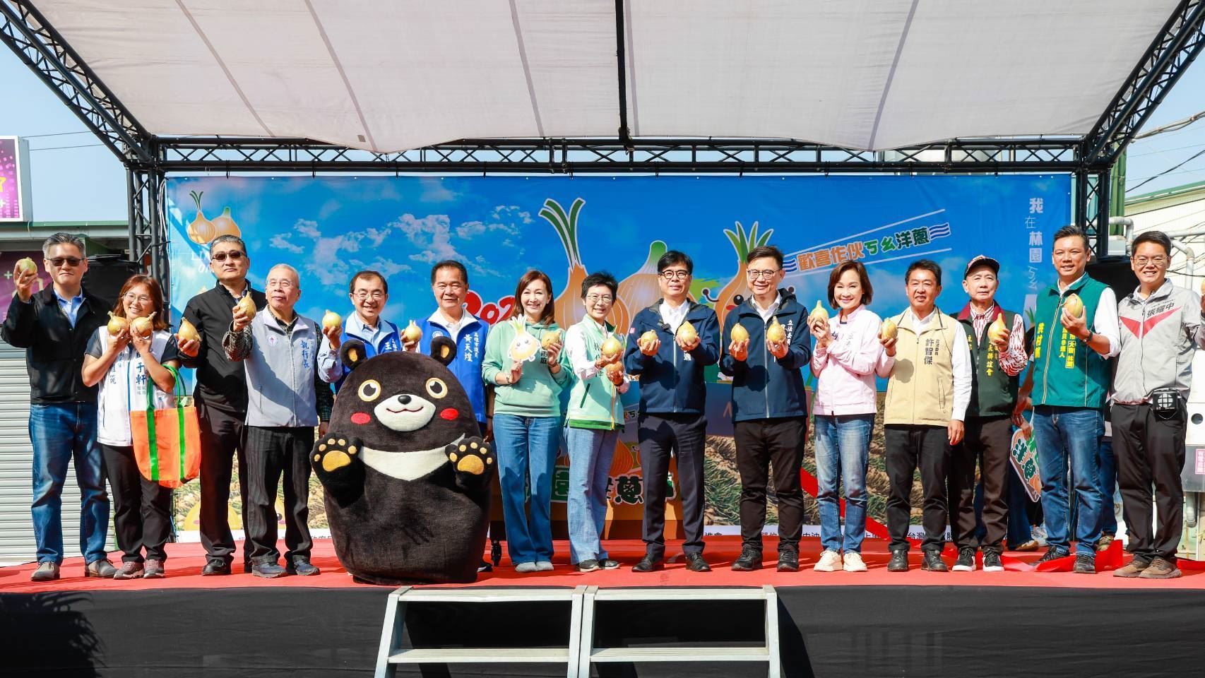 2026林園洋蔥節熱鬧開幕  陳其邁下田「ㄎㄠ蔥頭」邀民眾吃洋蔥挺農民