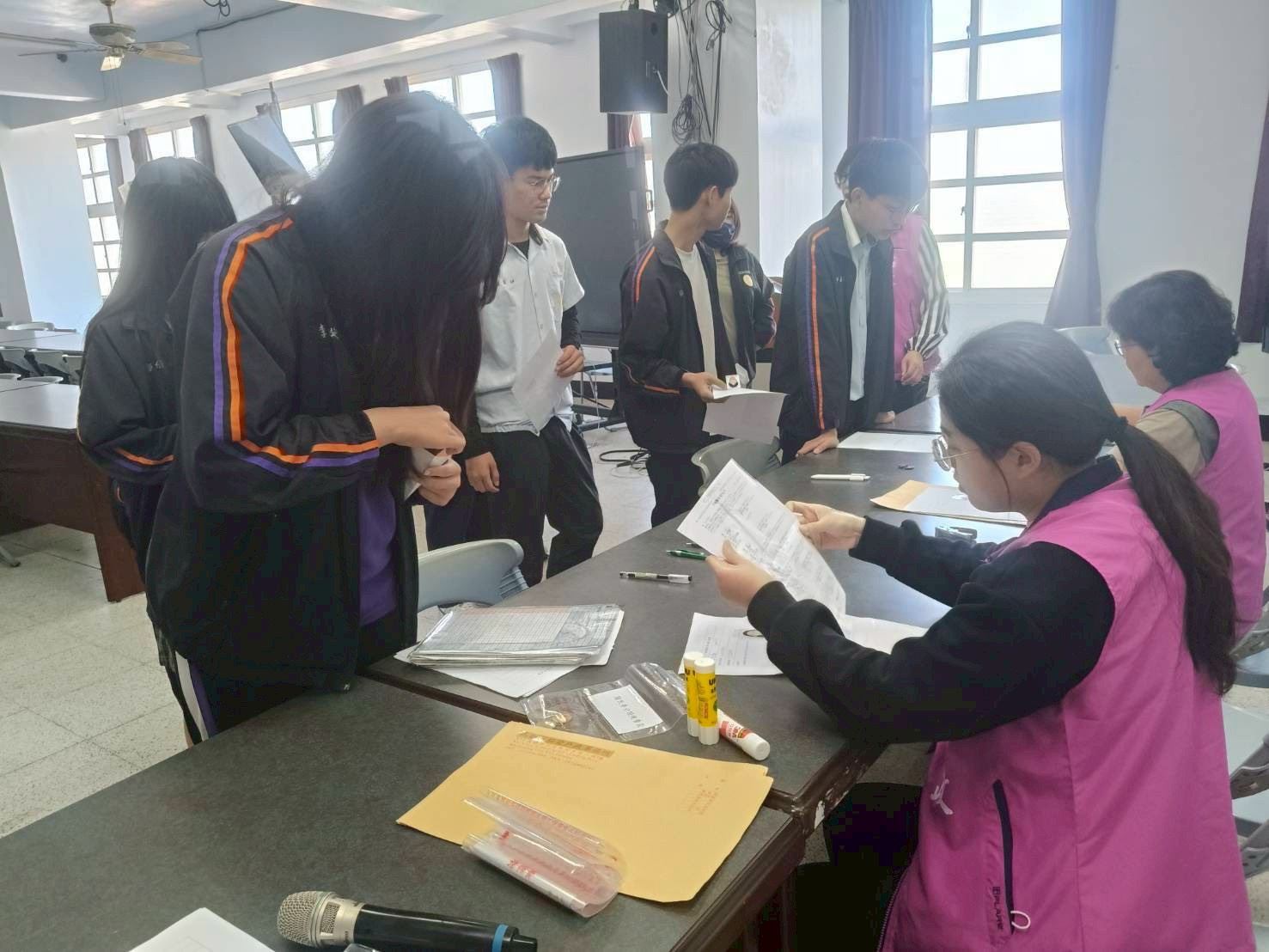 【代發茄萣戶政事務所新聞稿】茄萣戶政事務所攜手校園 讓應屆畢業生輕鬆申辦身分證