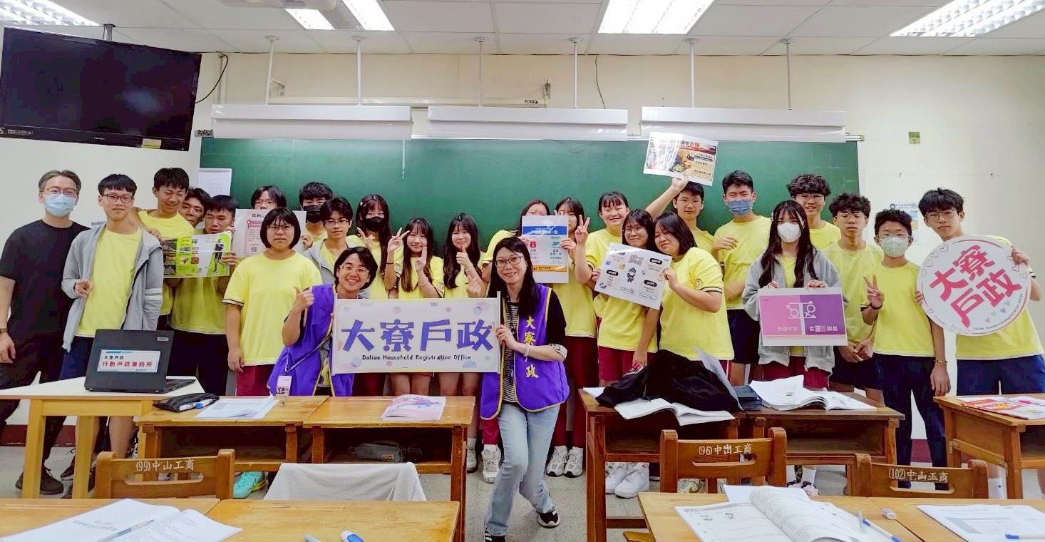 【代發大寮戶政事務所新聞稿】大寮戶政前進6校園 人生的第一張身分證 直接送進校園