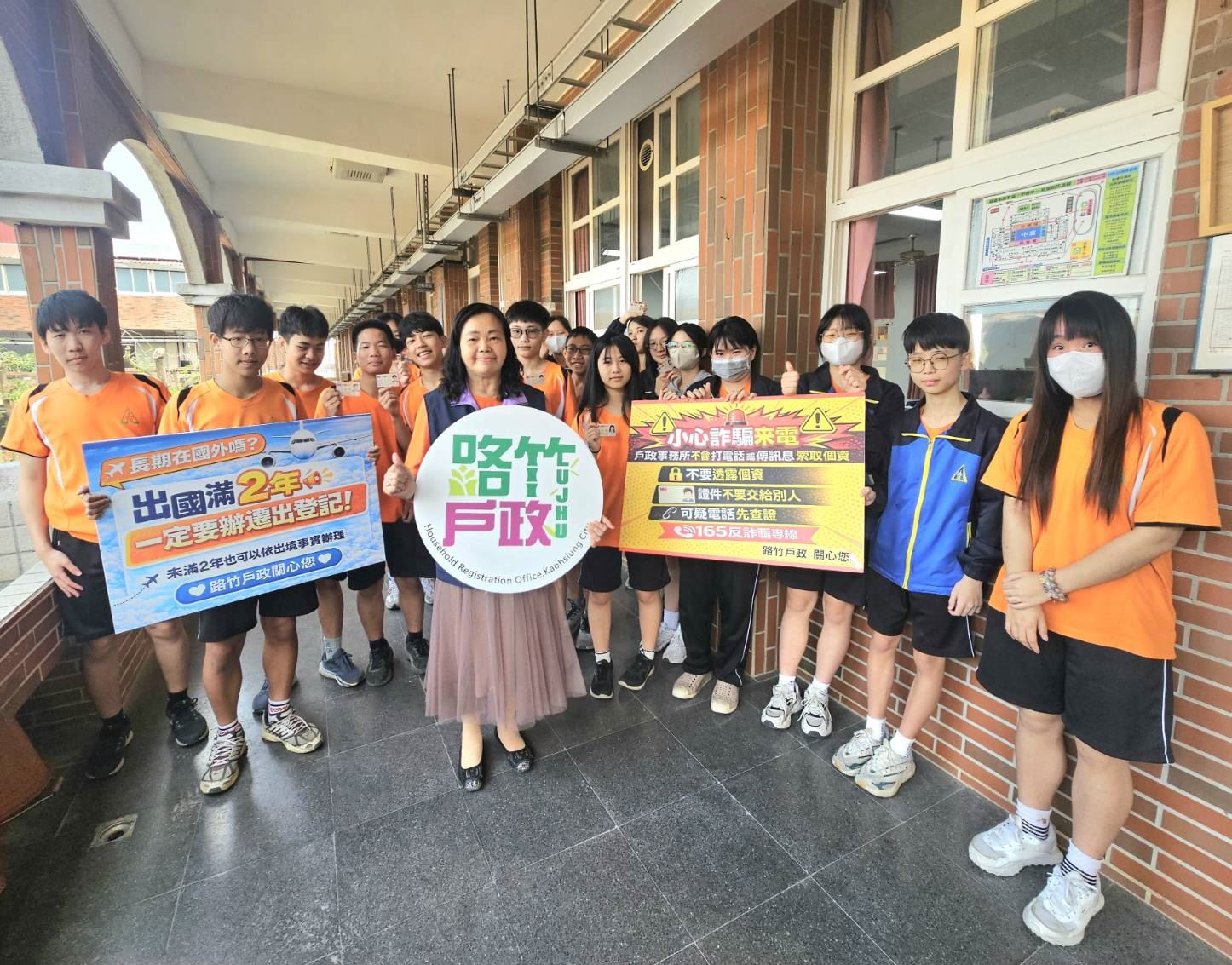 【代發路竹戶政事務所新聞稿】免請假也能辦證　路竹戶政到校發證受好評