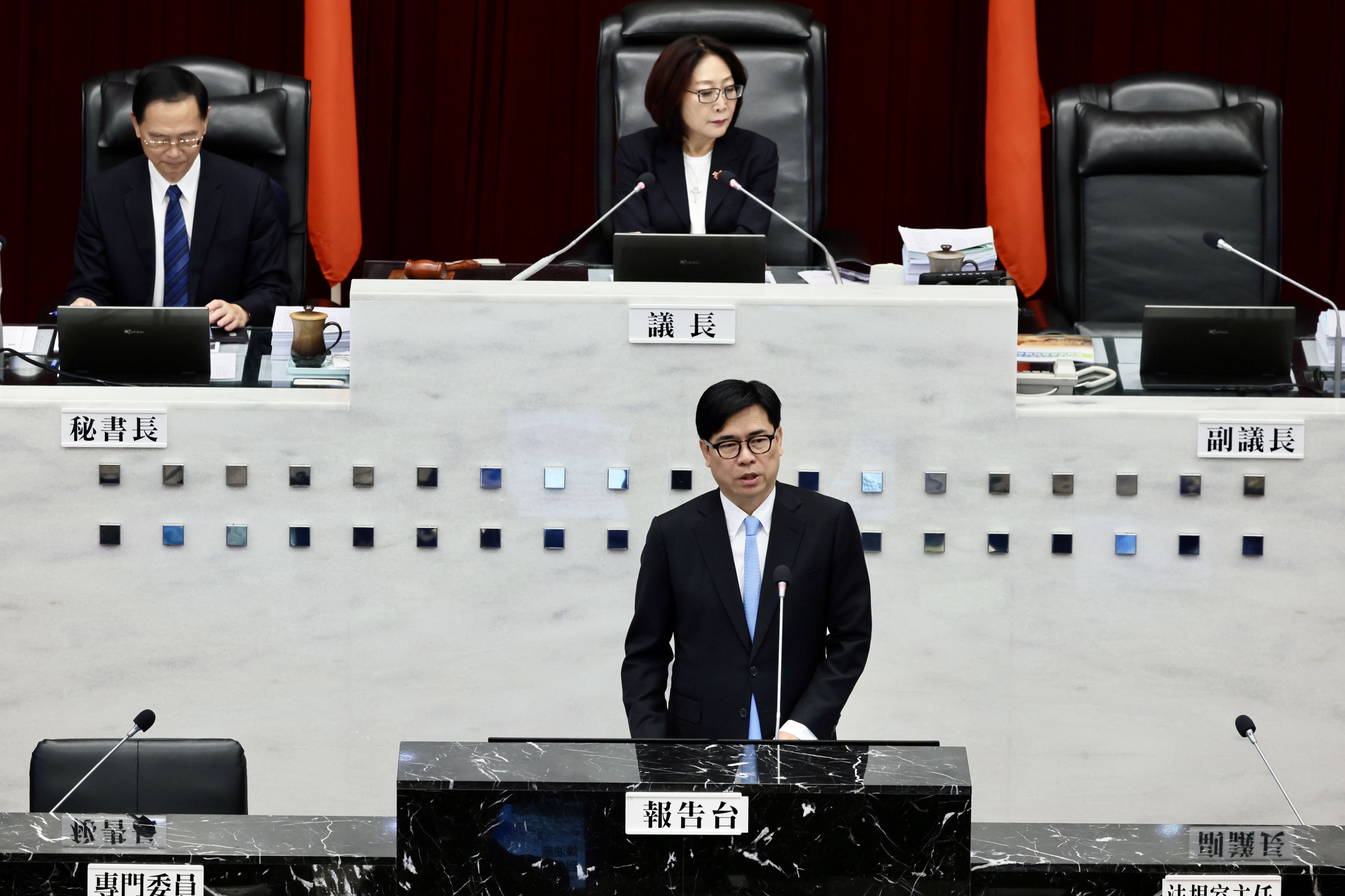 赴議會報告、細數施政成果 陳其邁：能為故鄉服務感到光榮