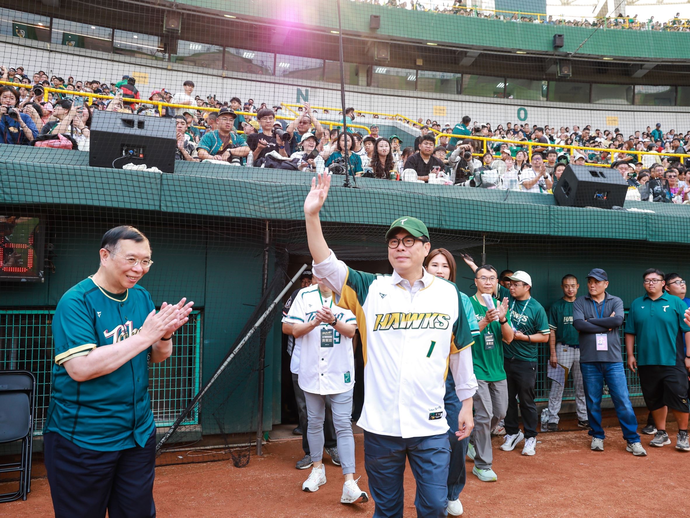 中華職棒37年新球季開打 陳其邁出席2026台鋼雄鷹澄清湖主場開幕戰 熱情邀請球....