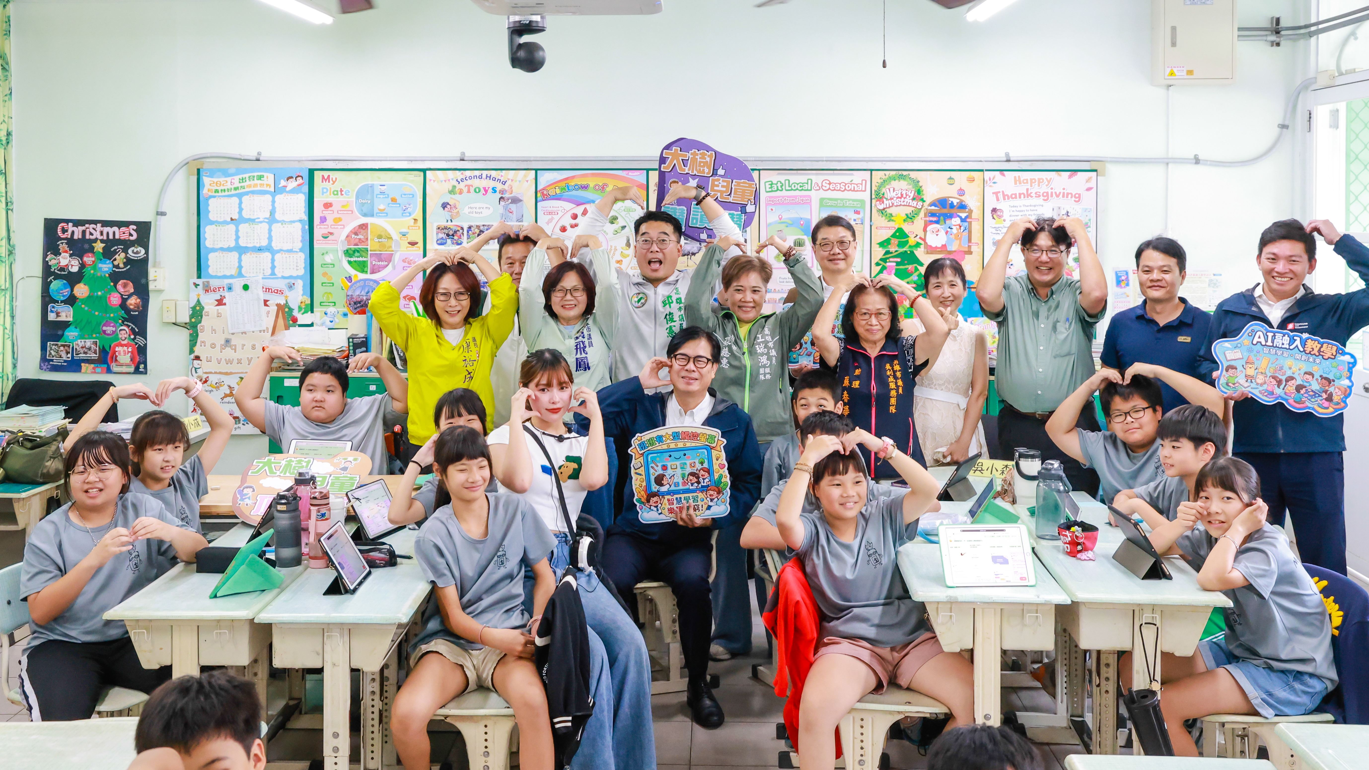 【代發教育局新聞稿】高雄市三級學校全面完成「班班有大型觸控螢幕」  5,000間....