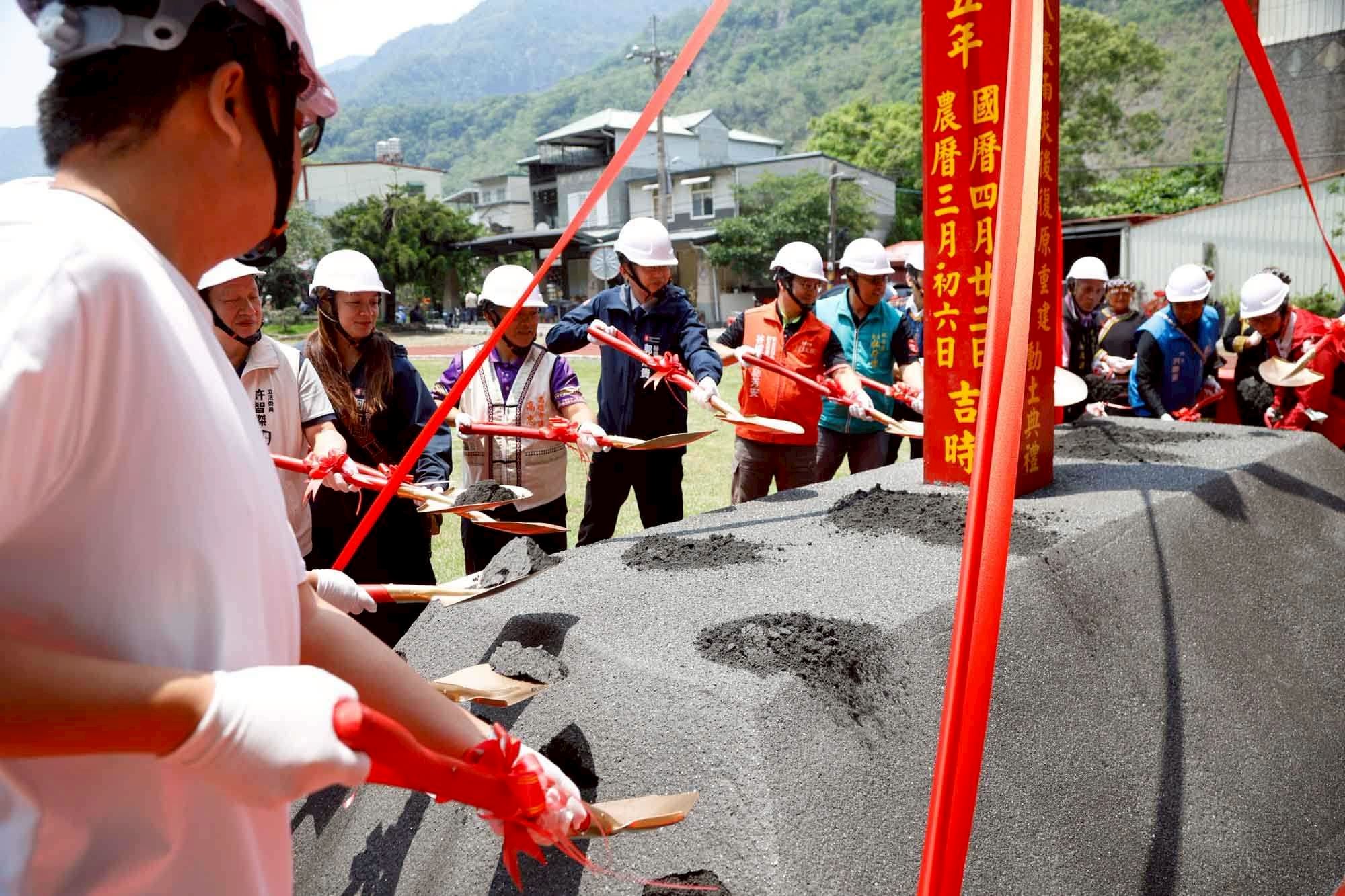 【代發原民會新聞稿】 高雄桃源區梅山吊橋重建工程動土 橋面拓寬、增設紅綠燈 運輸....