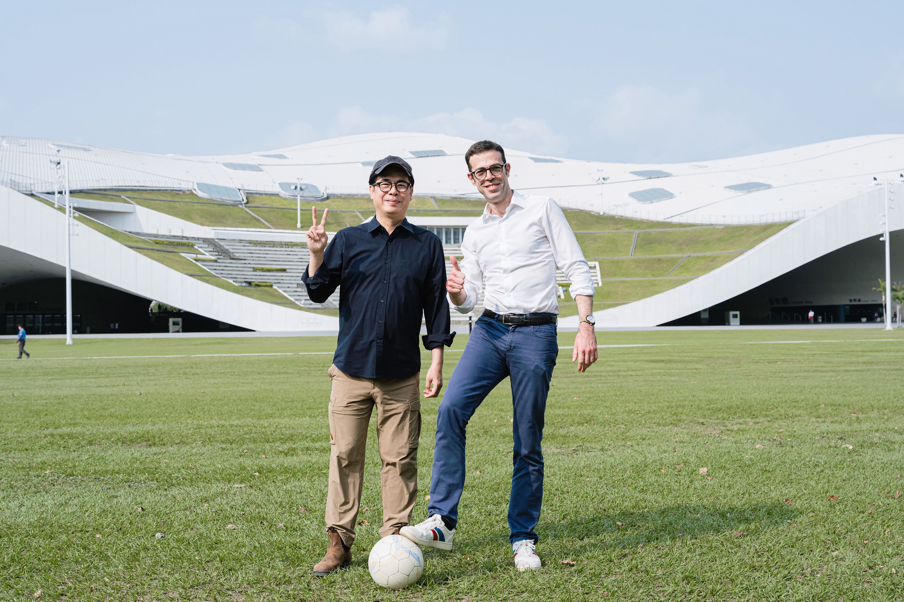 「今年玩大一點！」 宣傳法國生活節在高雄 陳其邁與法國在台協會主任龍燁拍片熱血踢....