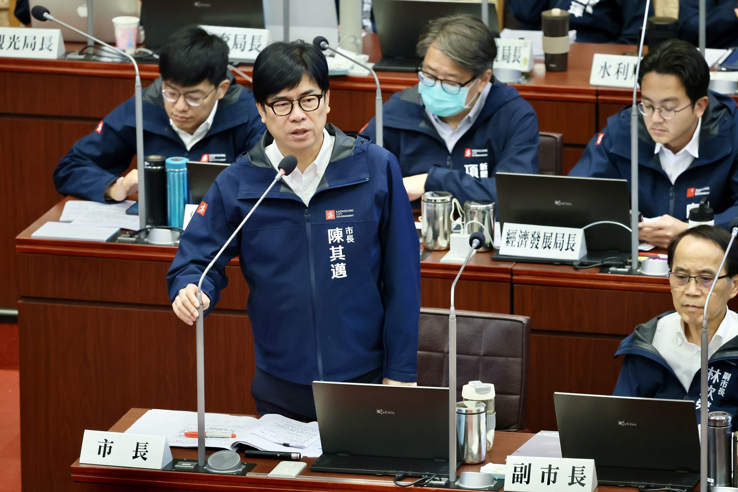 議員關切教學設備改善 陳其邁：加強硬體投資 縮短數位落差