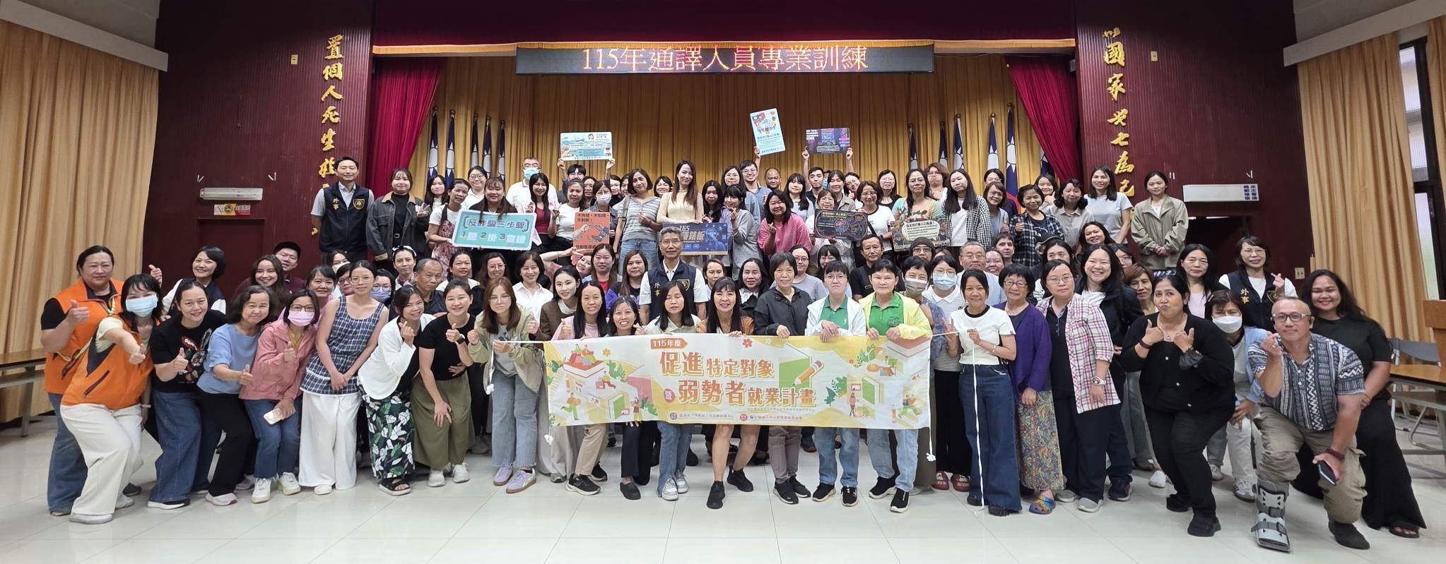 【代發勞工局新聞稿】跟著媽媽用母語助人    新住民母女相偕參加勞工局通譯培訓