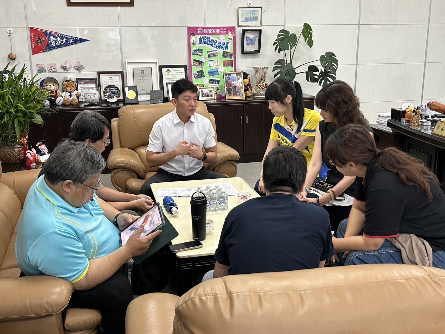 【代發高雄市政府教育局新聞稿】高雄市教育局召開「校園親師生溝通調處機制」研商會議....