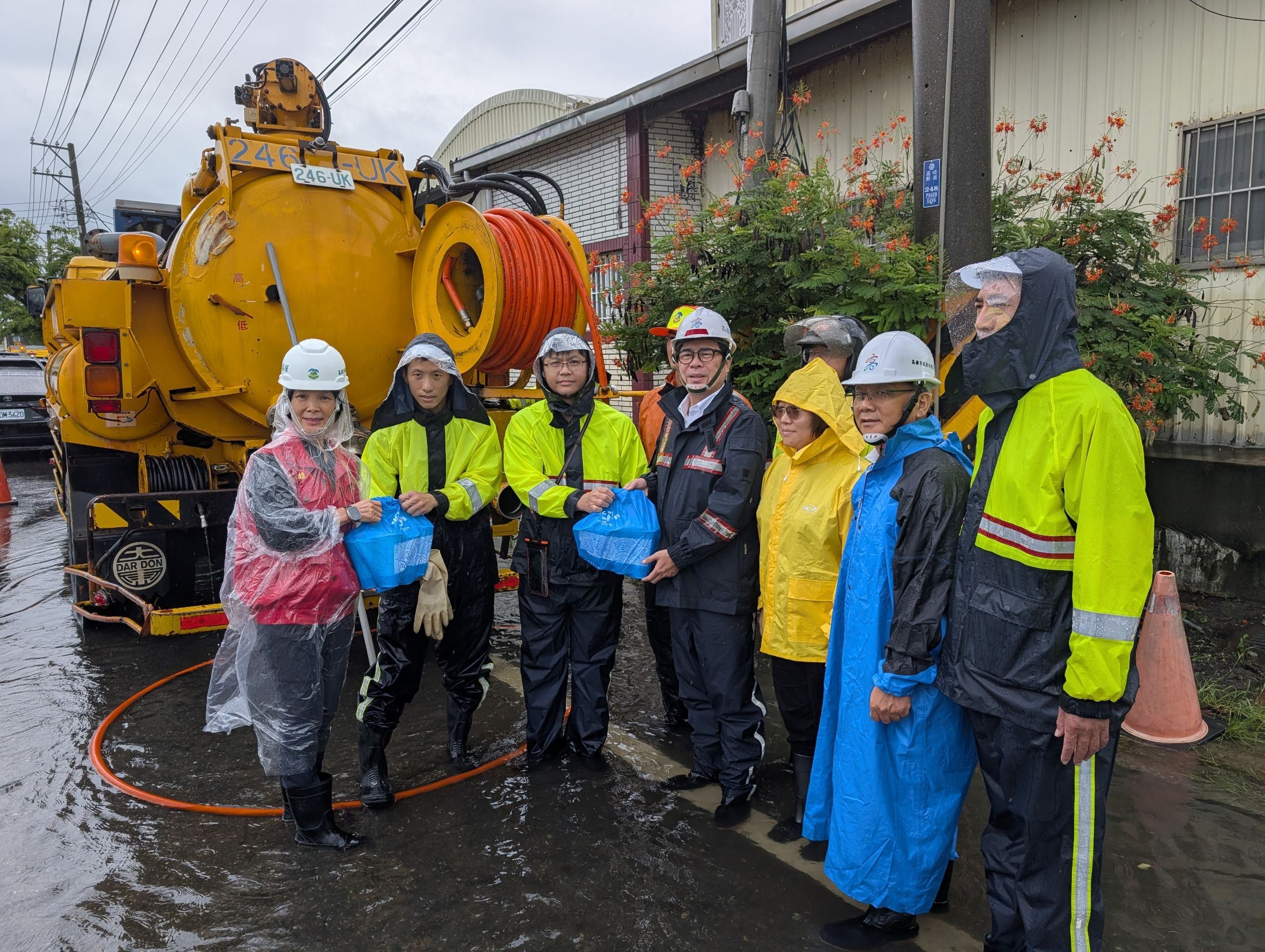 【代發水利局新聞稿】豪雨狂炸警報市府團隊赴多區視察水情應變 陳其邁市長至茄萣、湖....