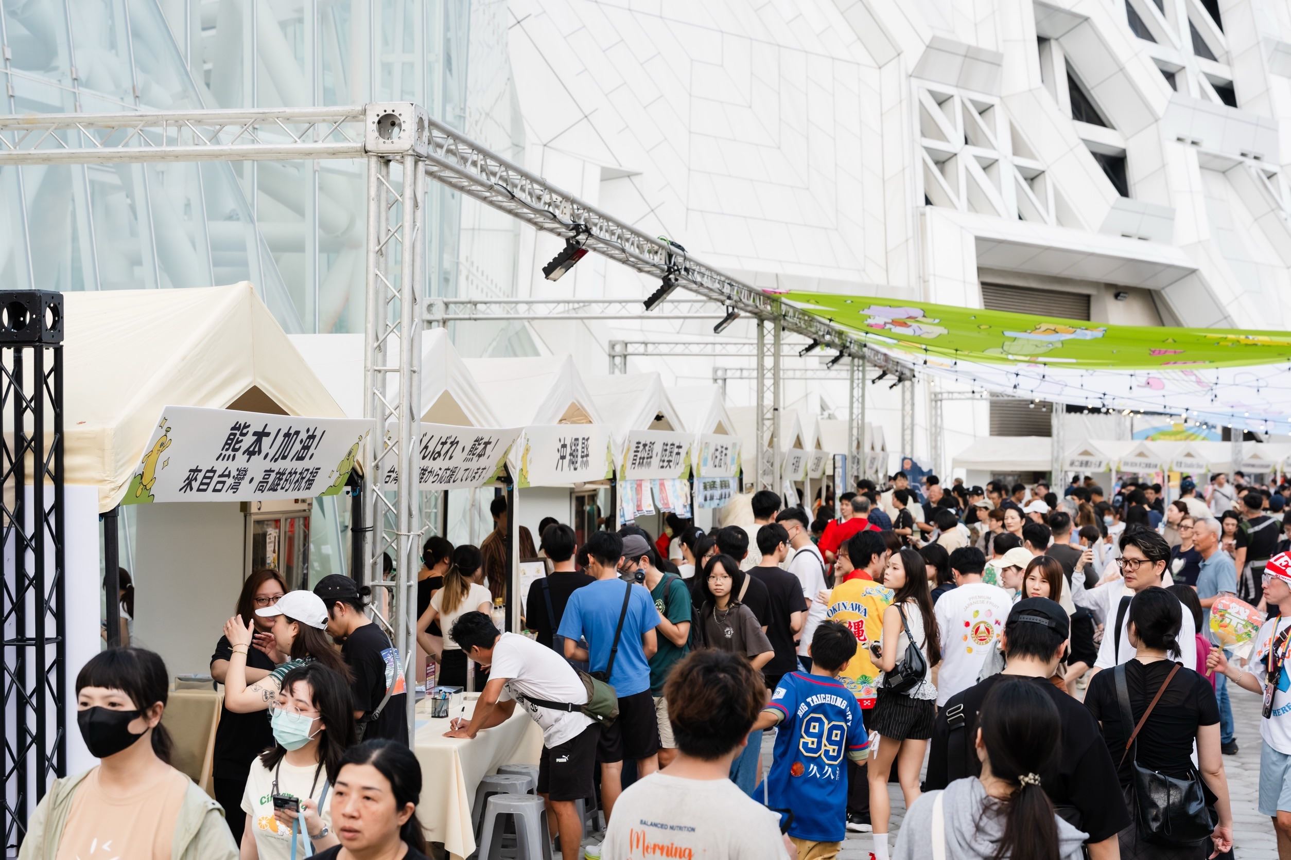 台日大港水果祭首日人氣爆棚 日本城市、滅火器獻唱掀熱潮  把握台日大港水果祭最後....