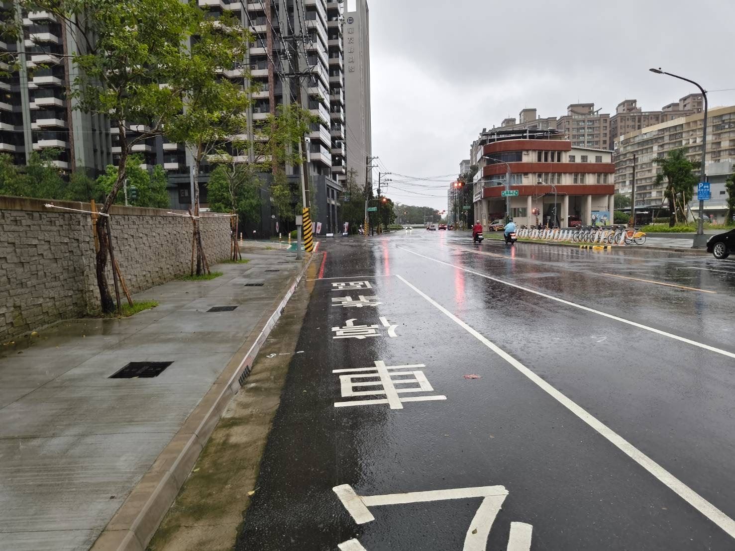【代發 高雄市政府水利局新聞稿】高雄短延時強降雨時雨量破80毫米  短暫積水路段....