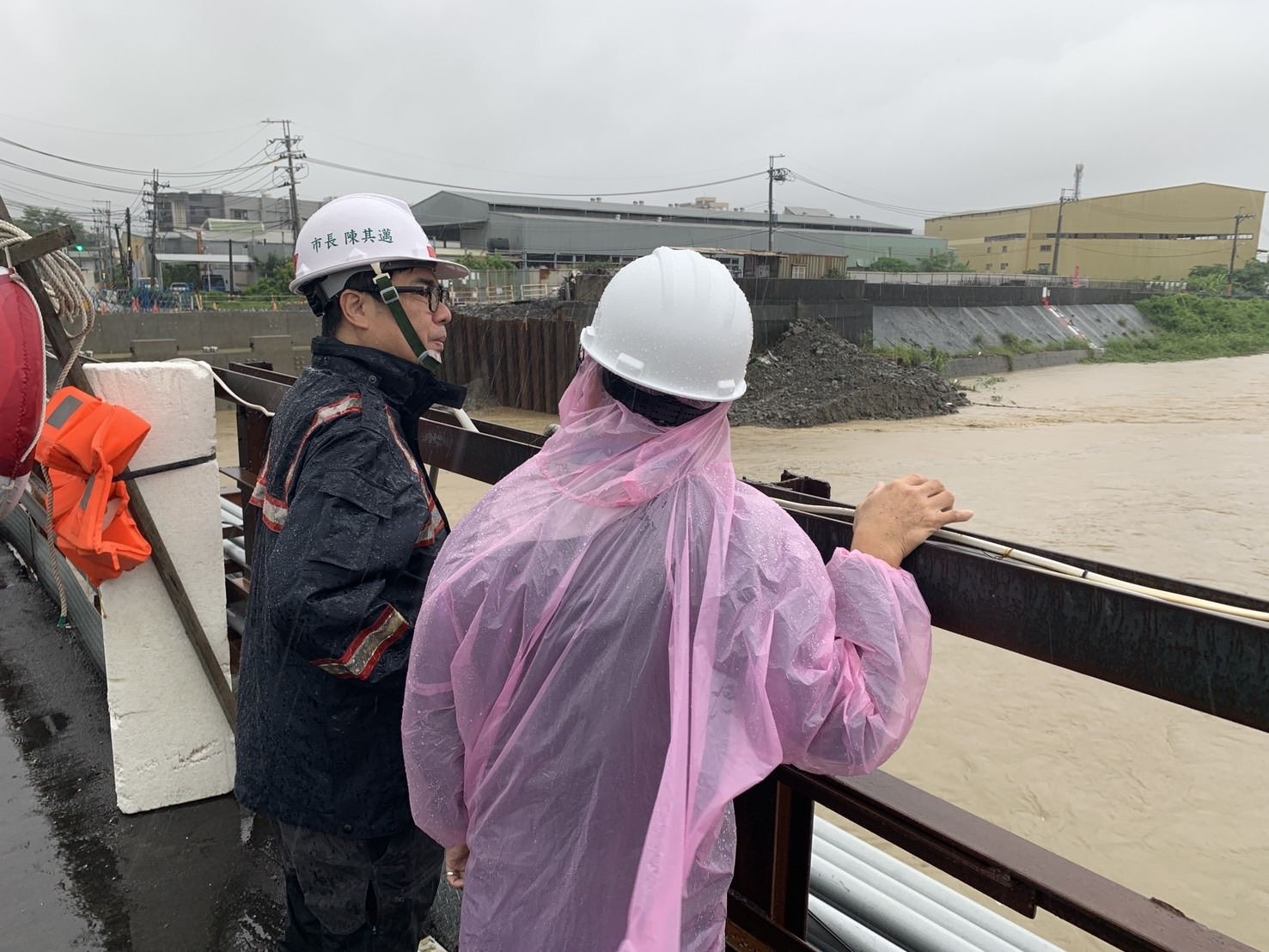 【代發 高雄市政府水利局新聞稿】強降雨襲高雄 陳其邁市長視察仁武治水設施並勘查災....