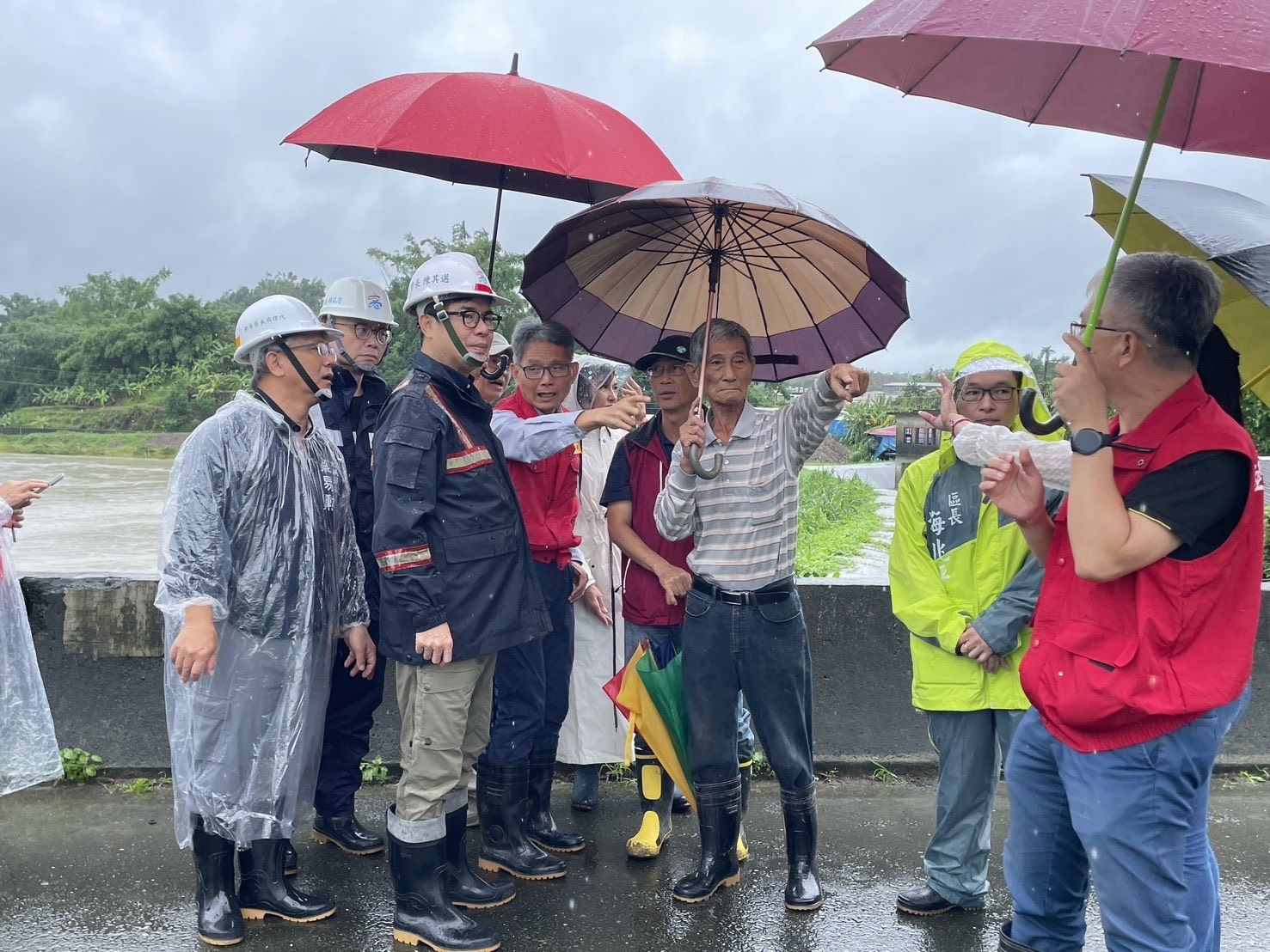 【代發高雄市政府水利局新聞稿】超大豪雨持續警報不斷 陳其邁市長陪同經濟部賴建信次....
